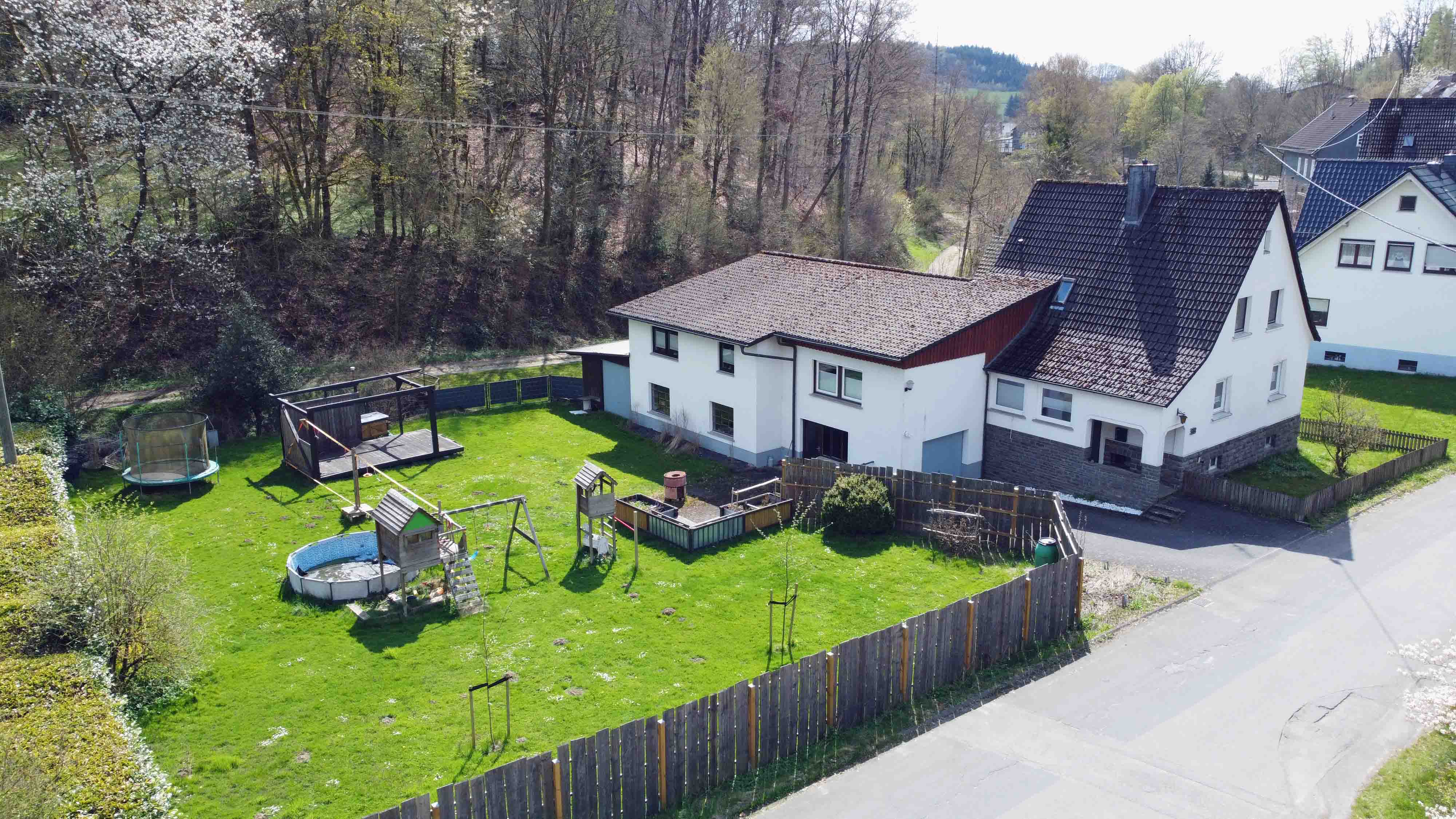 Morsbach-Ellingen: Richtig viel Platz / Familienparadies am Waldrand, 2 Häuser   Nebengebäude   2 Grundstücke