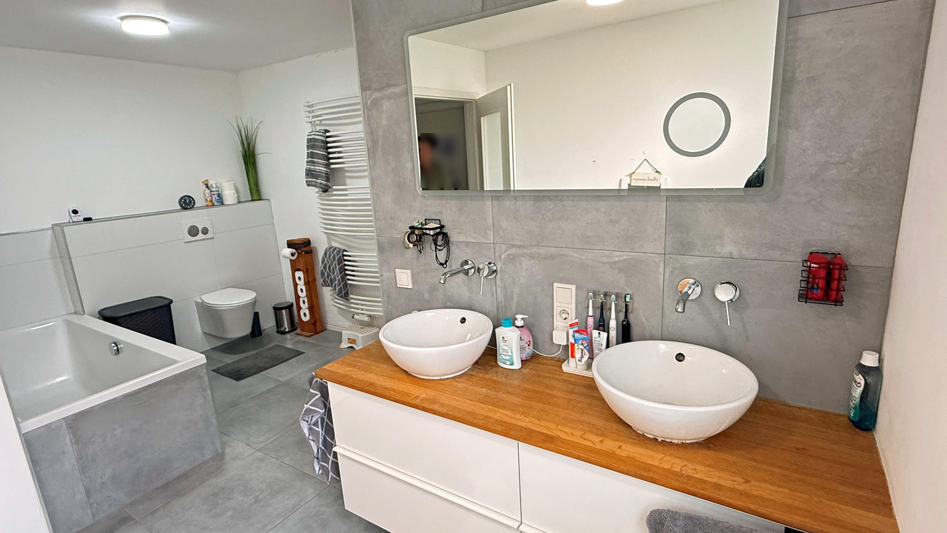 Morsbach-Ellingen: Viel Platz und ohne Renovierung beziehbar, modernes Familienbad mit...