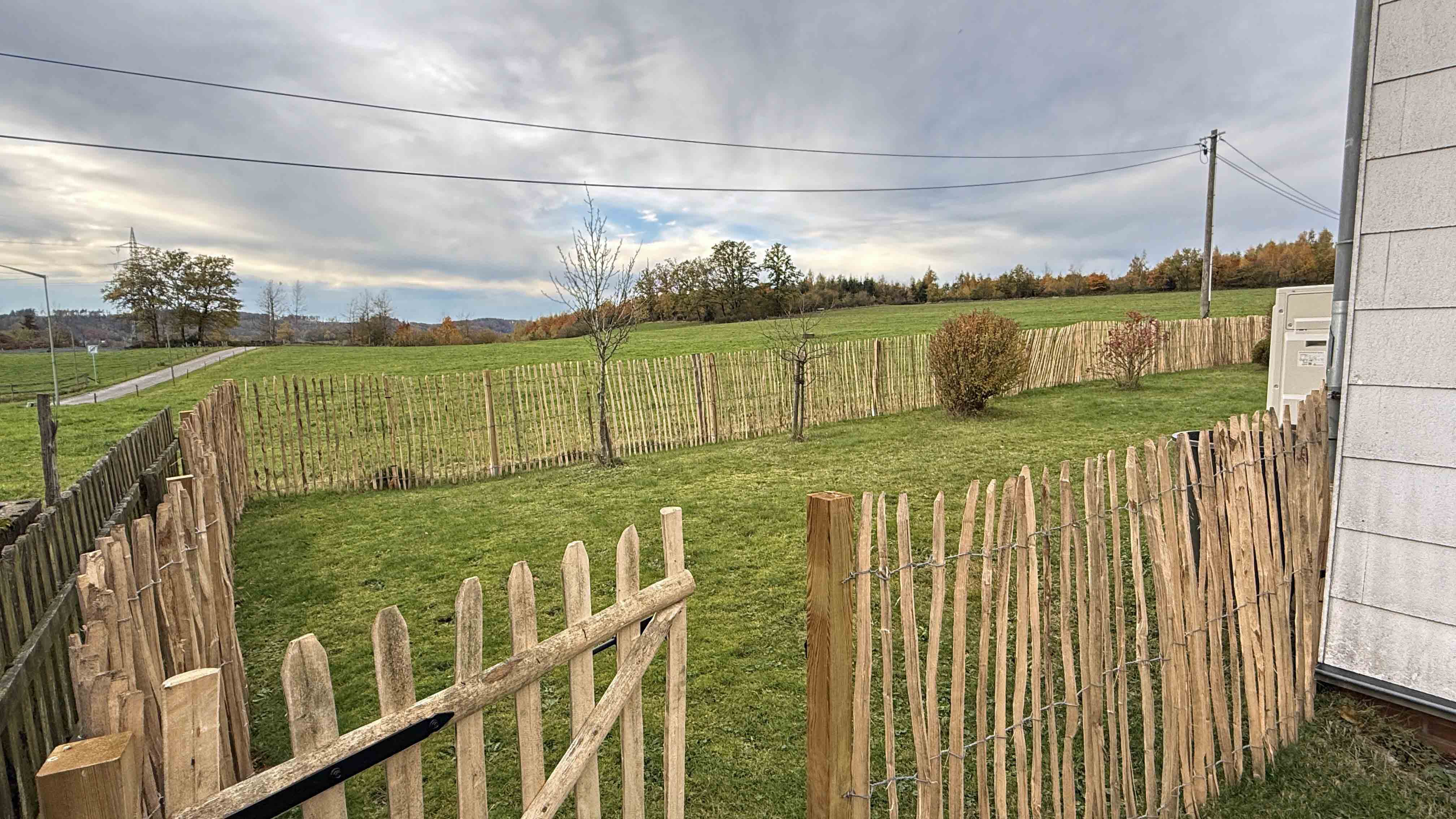 Morsbach-Seifen: EFH mit ELW in ruhiger Ortsrandlage, Hausrückseite mit freien Blick in die Landschaft...