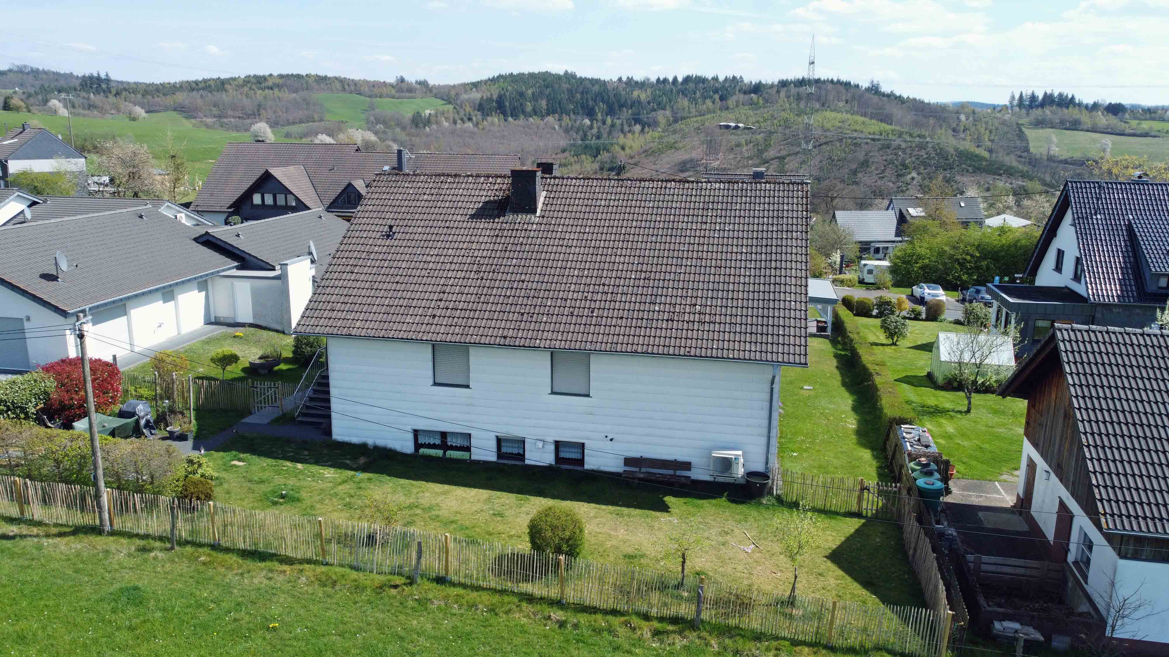 Morsbach-Seifen: EFH mit ELW in ruhiger Ortsrandlage, Hausrückseite, Fassade an den Wetterseiten gedämmt