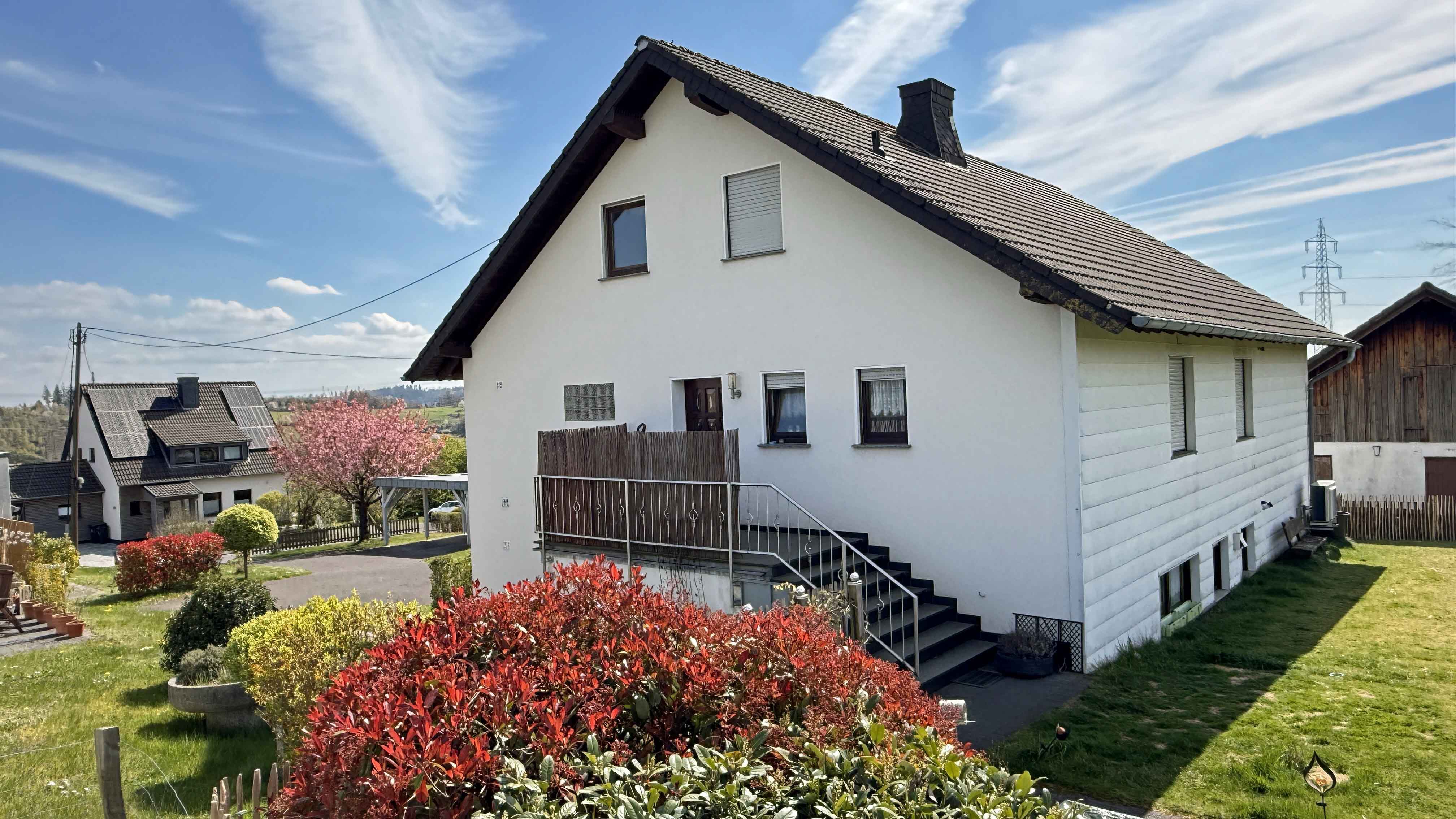 Morsbach-Seifen: EFH mit ELW in ruhiger Ortsrandlage, Hauptwohnung: eigener Eingang, Garten u. Terrasse