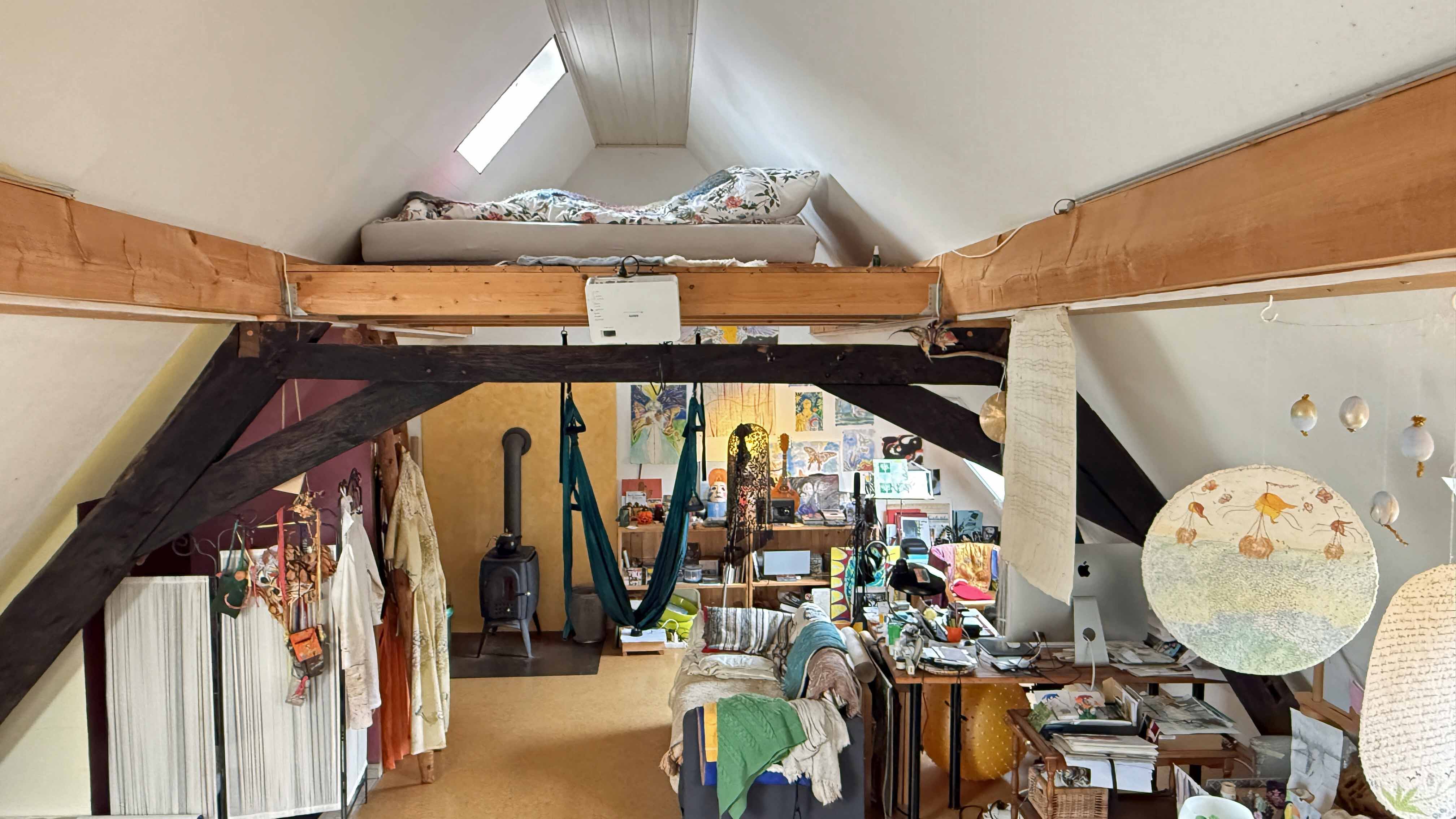 Ruppichteroth: Charmantes Öko-/Fachwerkhaus mit Dachatelier, ...Schlafempore, WC, Kaminofen u. Küchenzeile