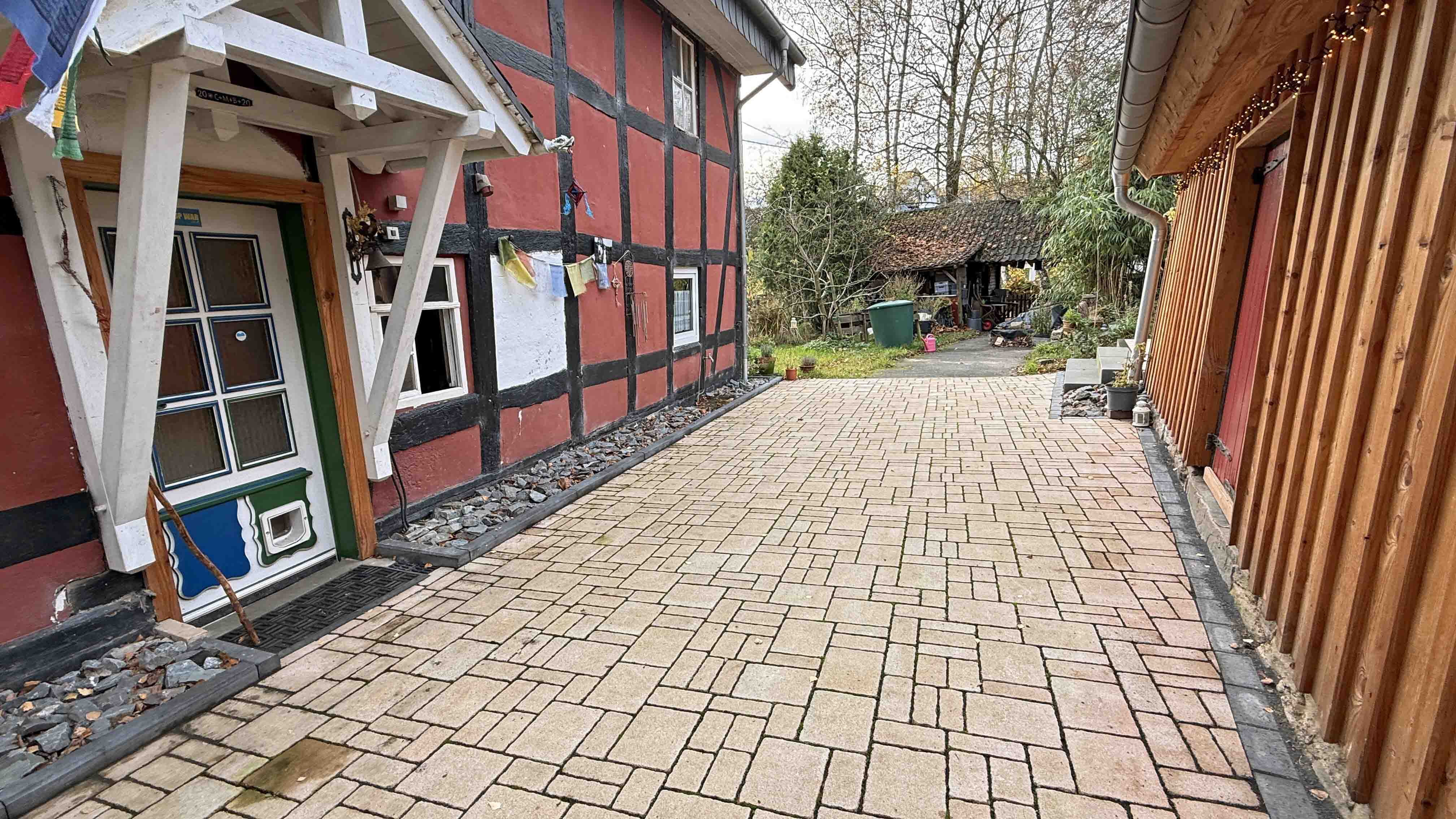 Ruppichteroth: Charmantes Öko-/Fachwerkhaus mit Dachatelier, Blick vom Haus zum Backes. Befestigte Hoffläche.