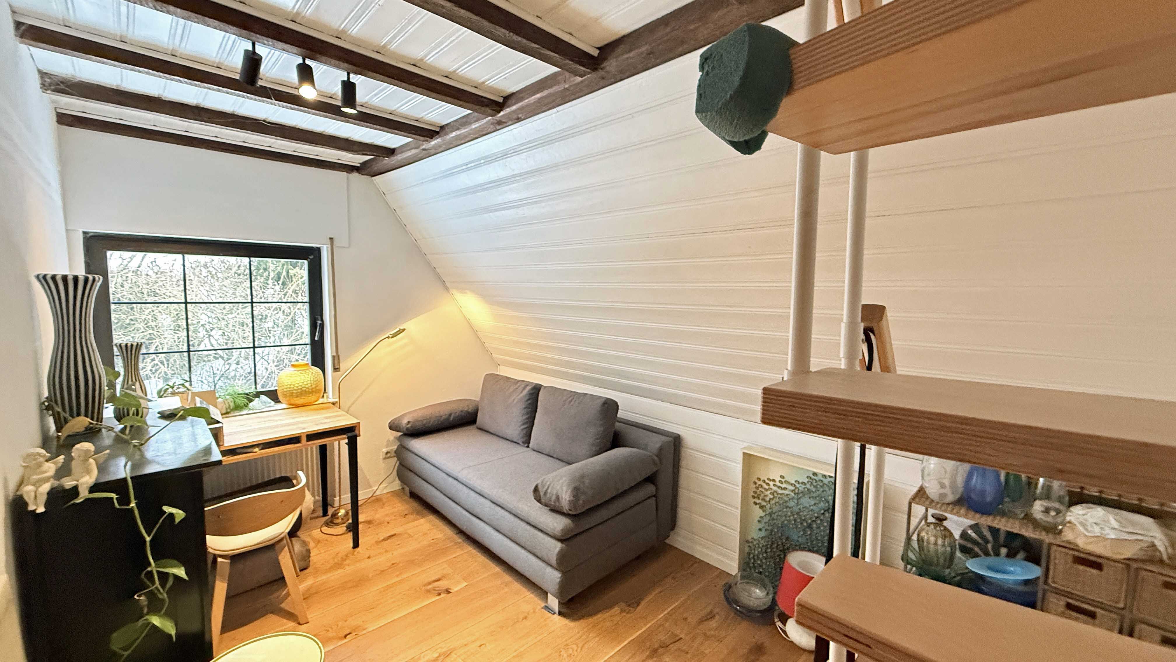 Reichshof-Nosbach: Wohlfühlhaus mit PV-Anlage, Stromspeicher und Wallbox, eines der Zimmer mit Sparrtreppe (re.) zum...