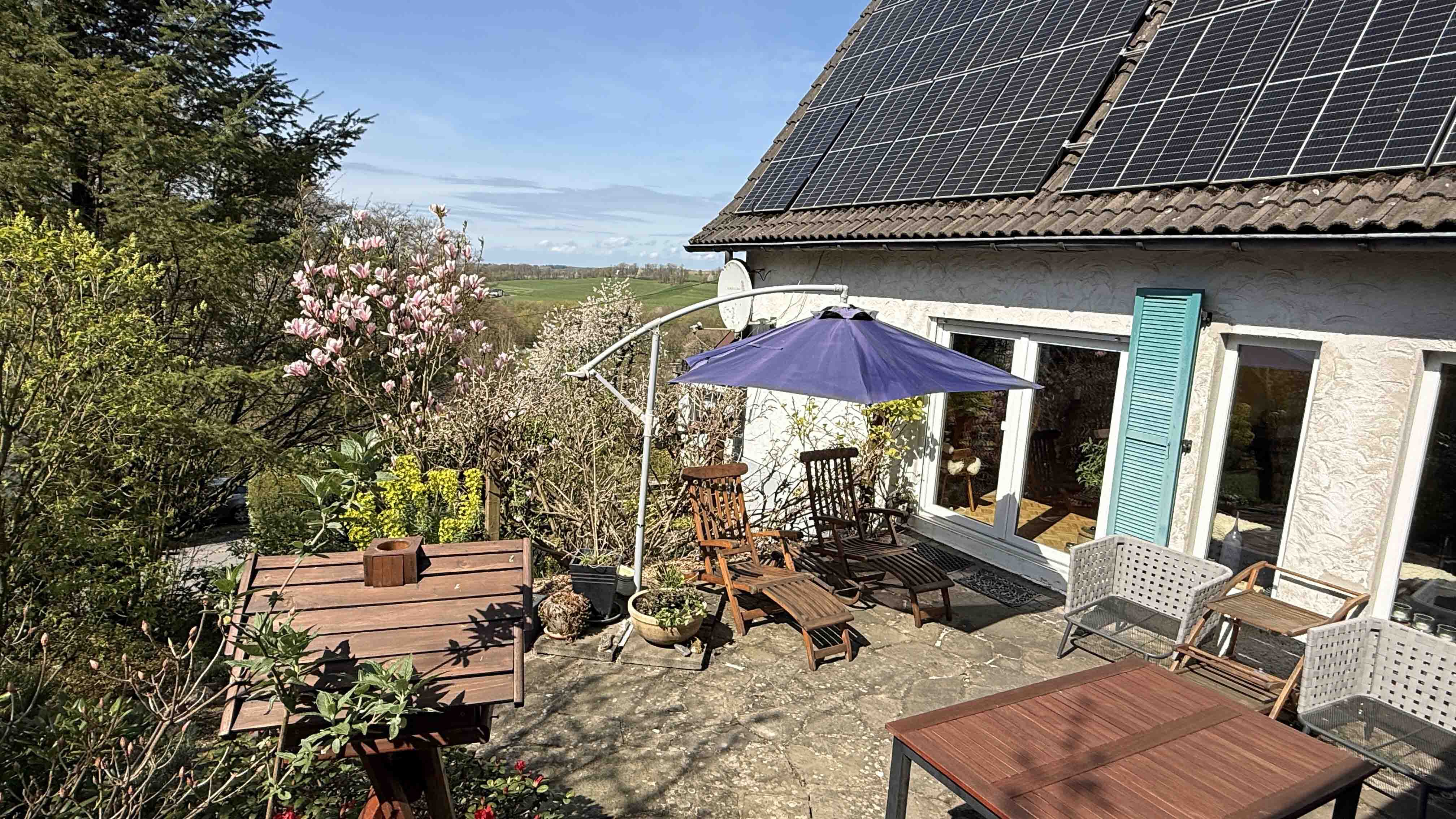 Reichshof-Nosbach: Wohlfühlhaus mit PV-Anlage, Stromspeicher und Wallbox, ...angrenzender Terrasse (Südseite)