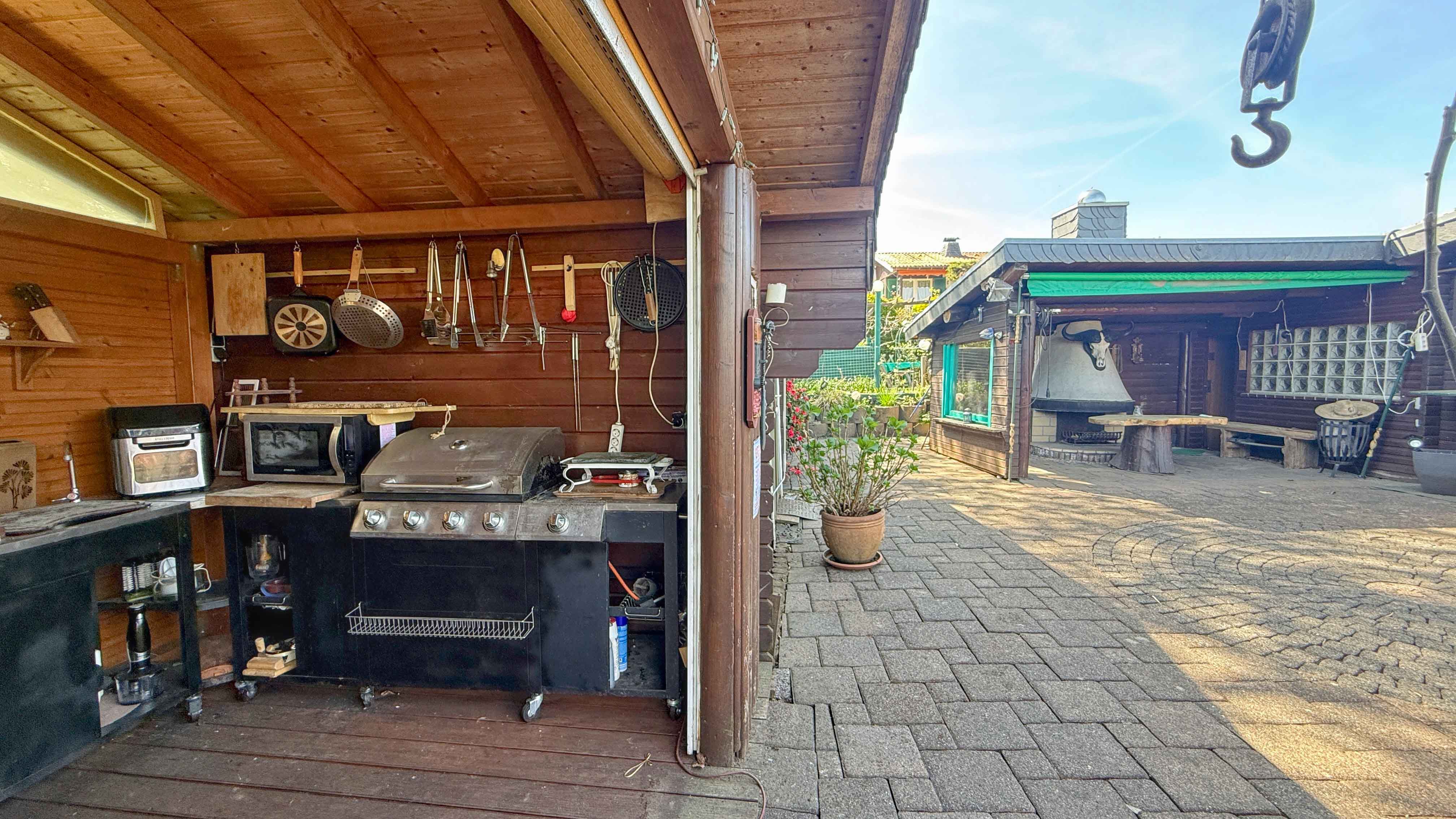 Waldbröl: Preiswertes Ferienhaus mit Blick in die Natur , Daneben befindet sich die Outdoorküche...