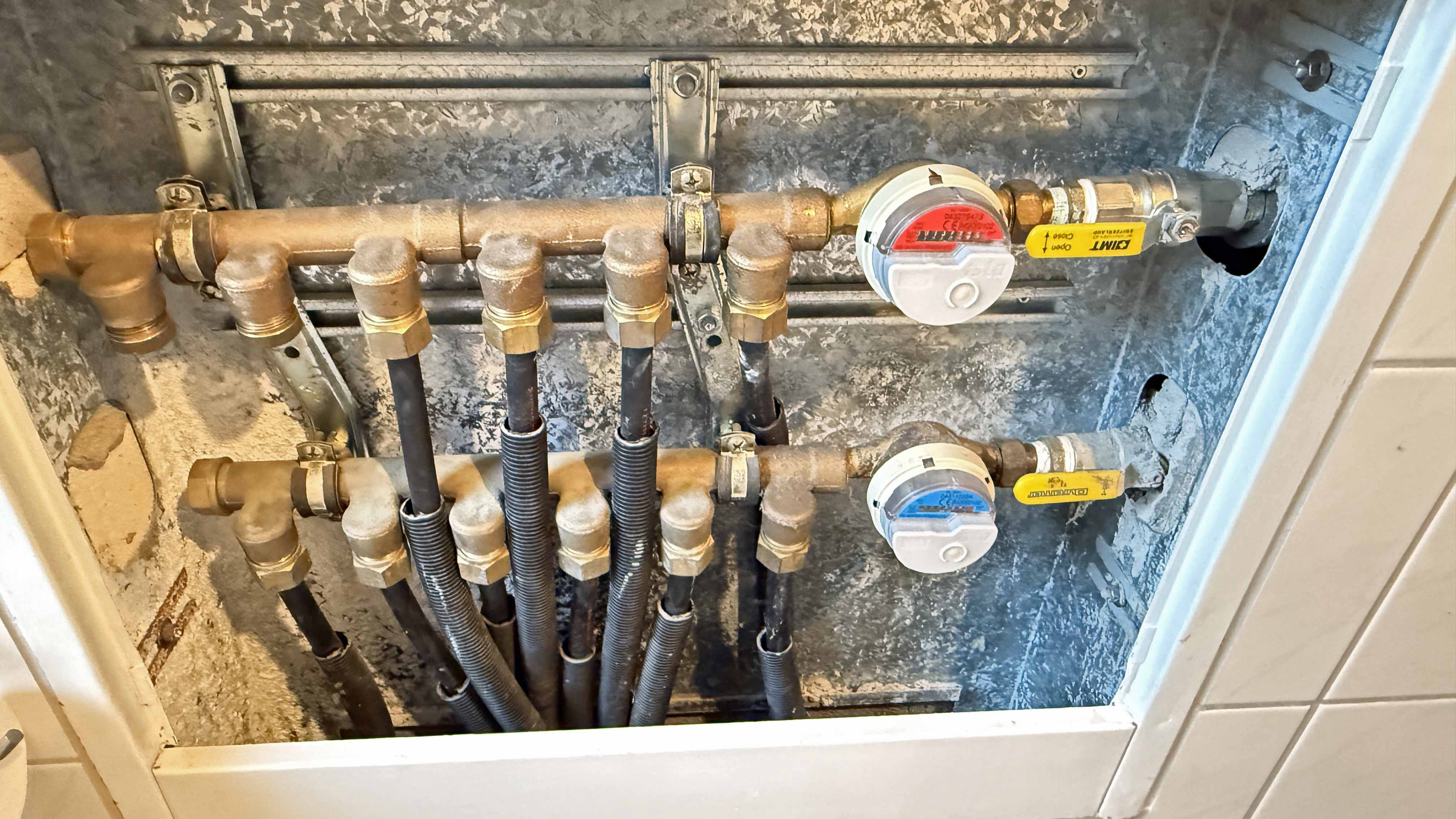 Morsbach: Gepflegte 4-Zimmer-Eigentumswohnung mit 2 Parkplätzen, ...Uhren für Warm- und Kaltwasser in der Wohnung