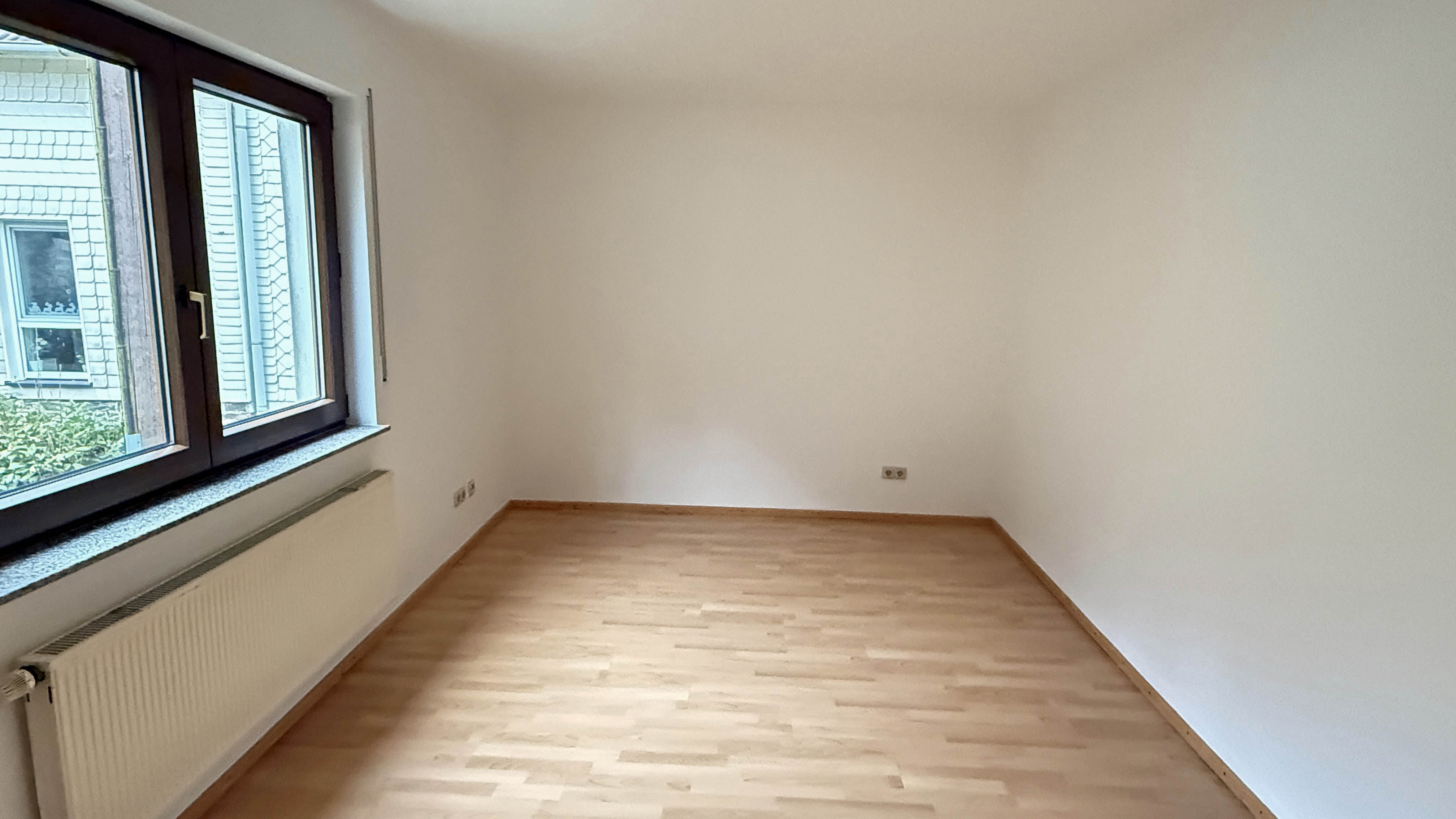 Morsbach: Gepflegte 4-Zimmer-Eigentumswohnung mit 2 Parkplätzen, Alle 4 Schlafzimmer mit Laminatböden