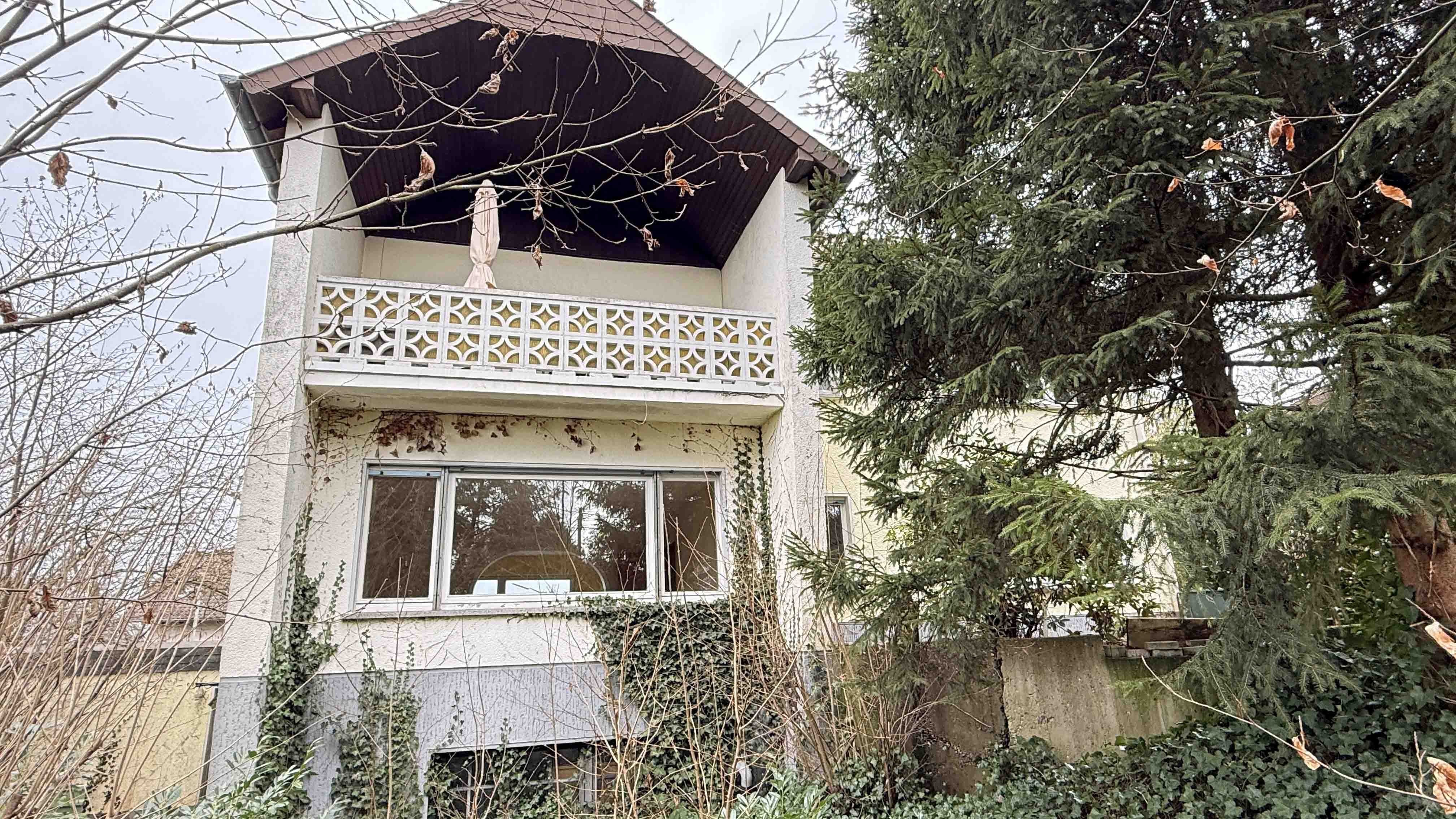 Wissen: Zweifamilienhaus im Dornröschenschlaf in bester Wohnlage, zwei große Wohnungen: EG: 117 m², DG: 101 m²...