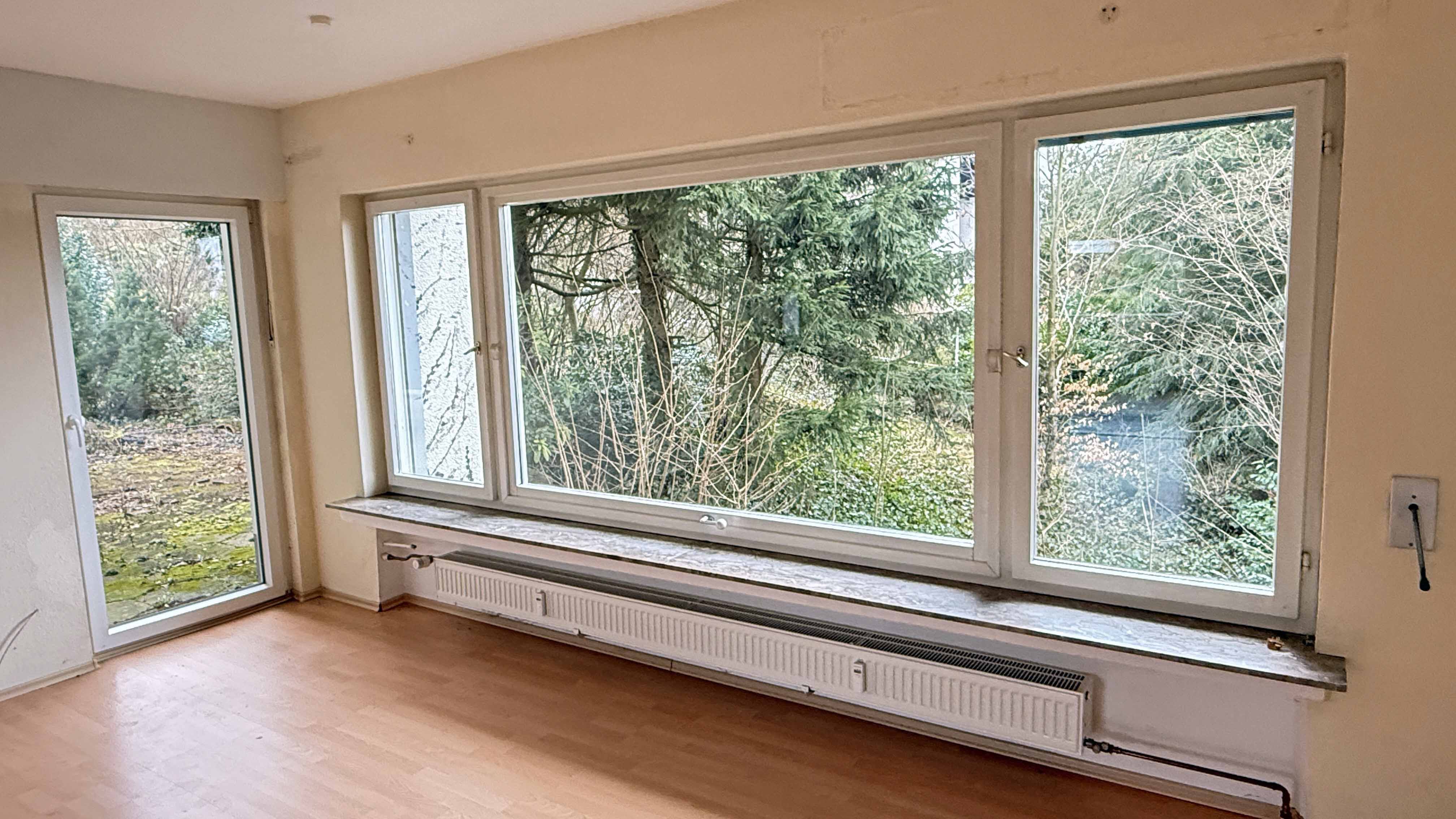 Wissen: Zweifamilienhaus im Dornröschenschlaf in bester Wohnlage, ...mit Panoramafenstern und Terrasse