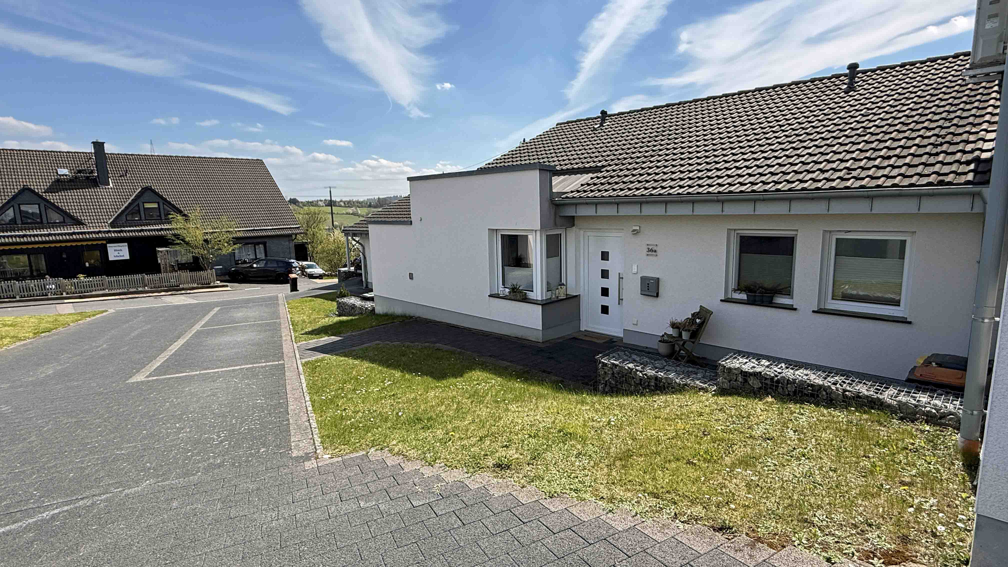 Morsbach-Seifen: Kleiner, moderner Bungalow in ruhiger Ortsrandlage, Frontseite. Parkplatz direkt vor der Haustür