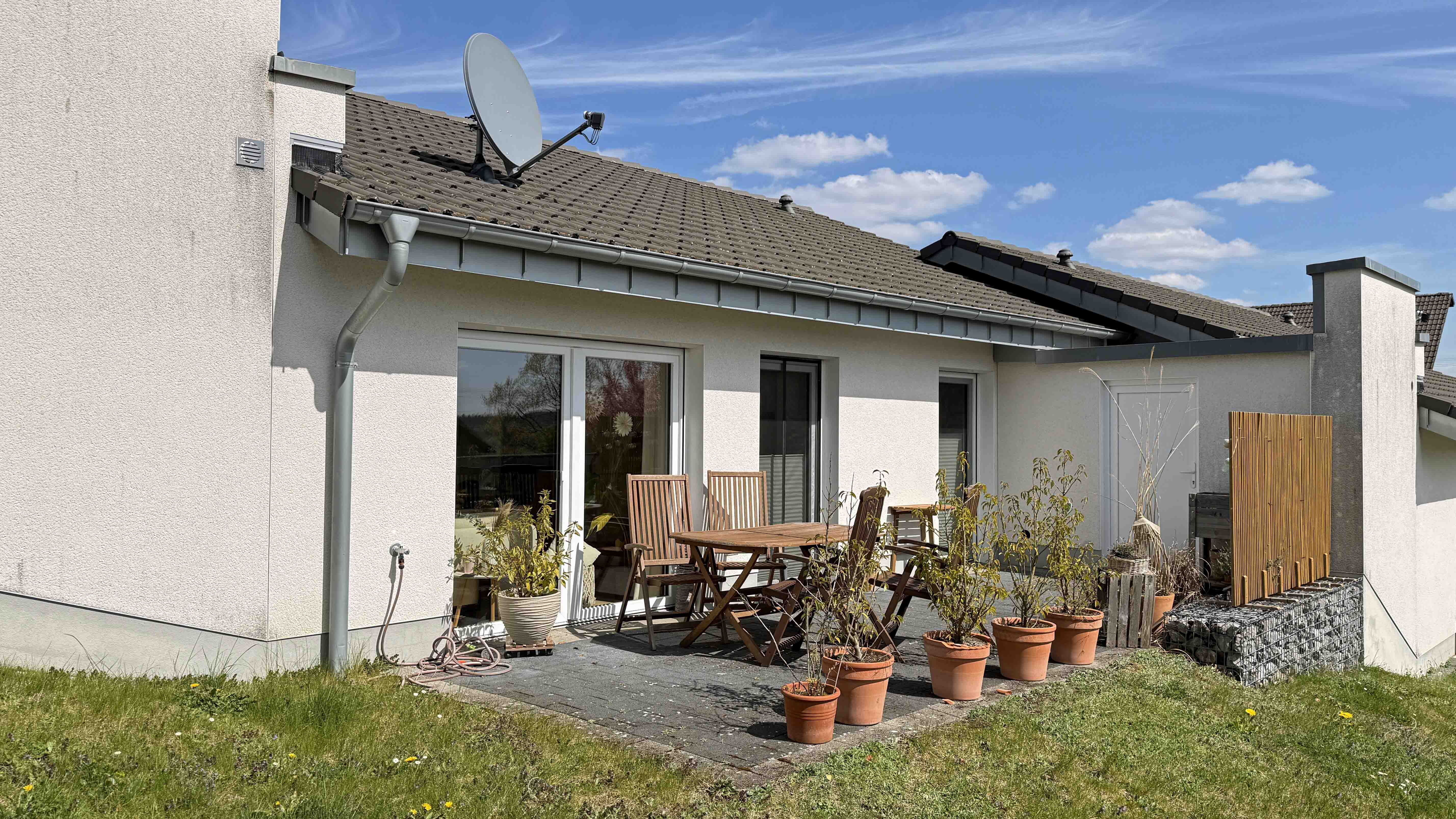 Morsbach-Seifen: Kleiner, moderner Bungalow in ruhiger Ortsrandlage, ...Terrasse (ca. 15 m² groß, Südseite) 