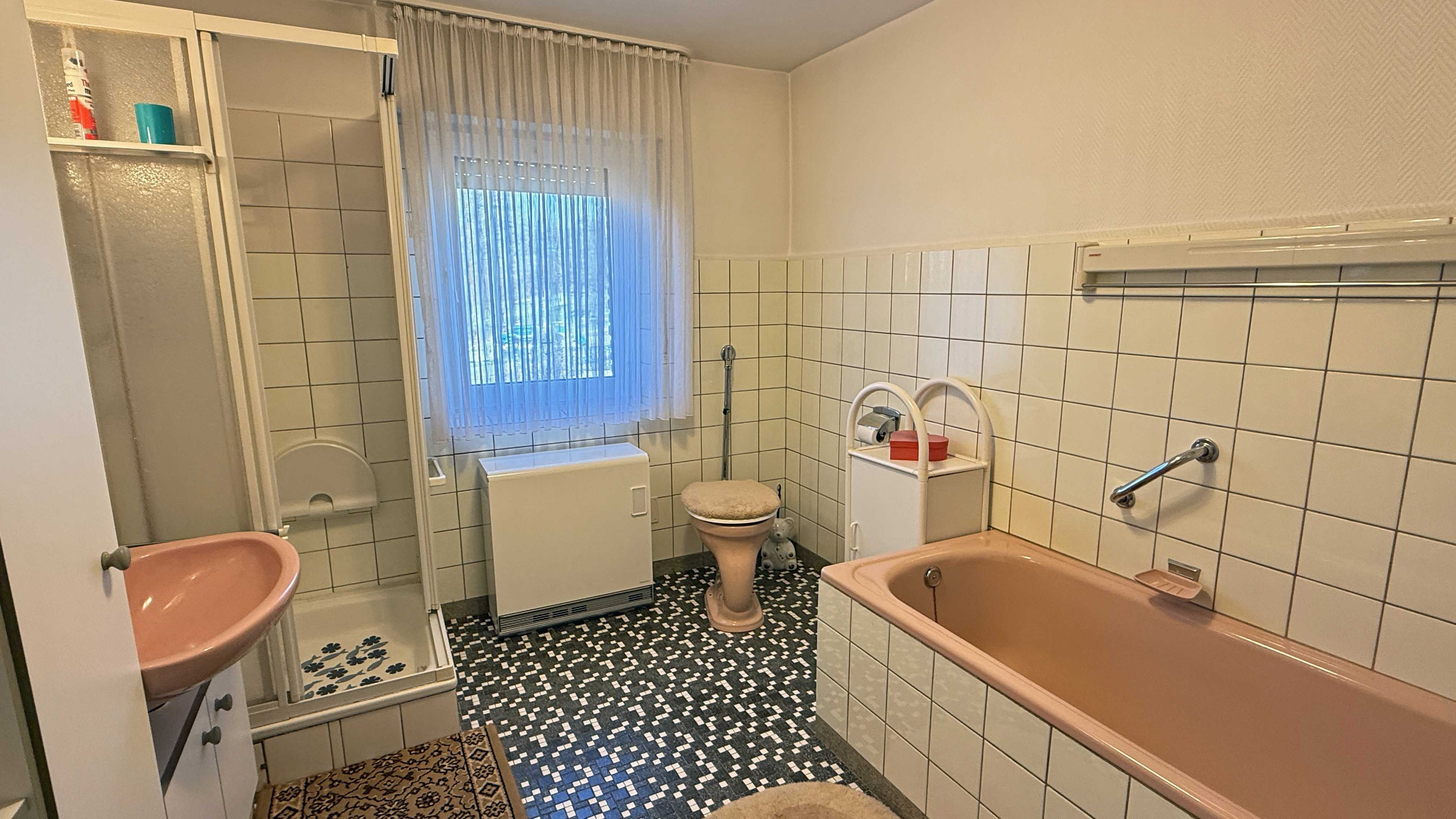 Reichshof-Buchen: Mit Wohnmobil-Carport und 642 m² eingezäuntem Grundstück, Bad mit Dusche und Wanne im UG