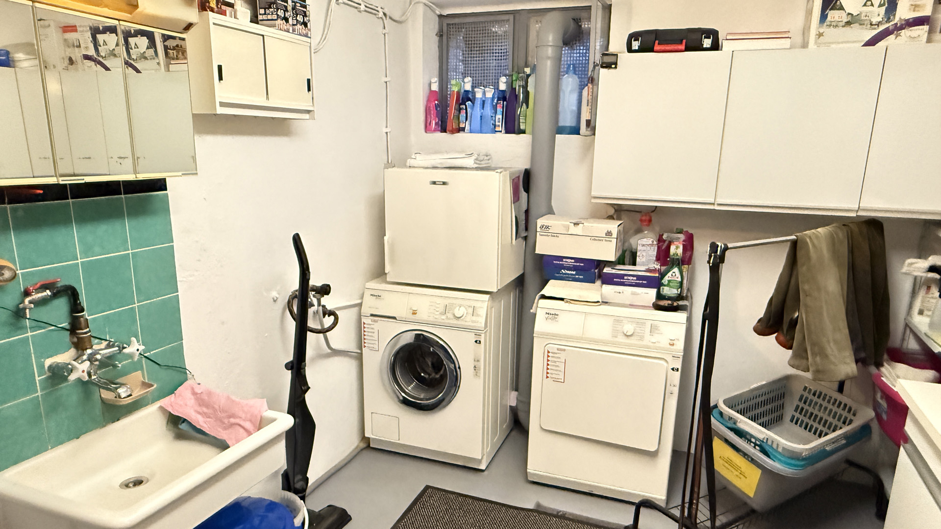 Reichshof-Buchen: Mit Wohnmobil-Carport und 642 m² eingezäuntem Grundstück, Wichtig: Nutzfläche im Keller