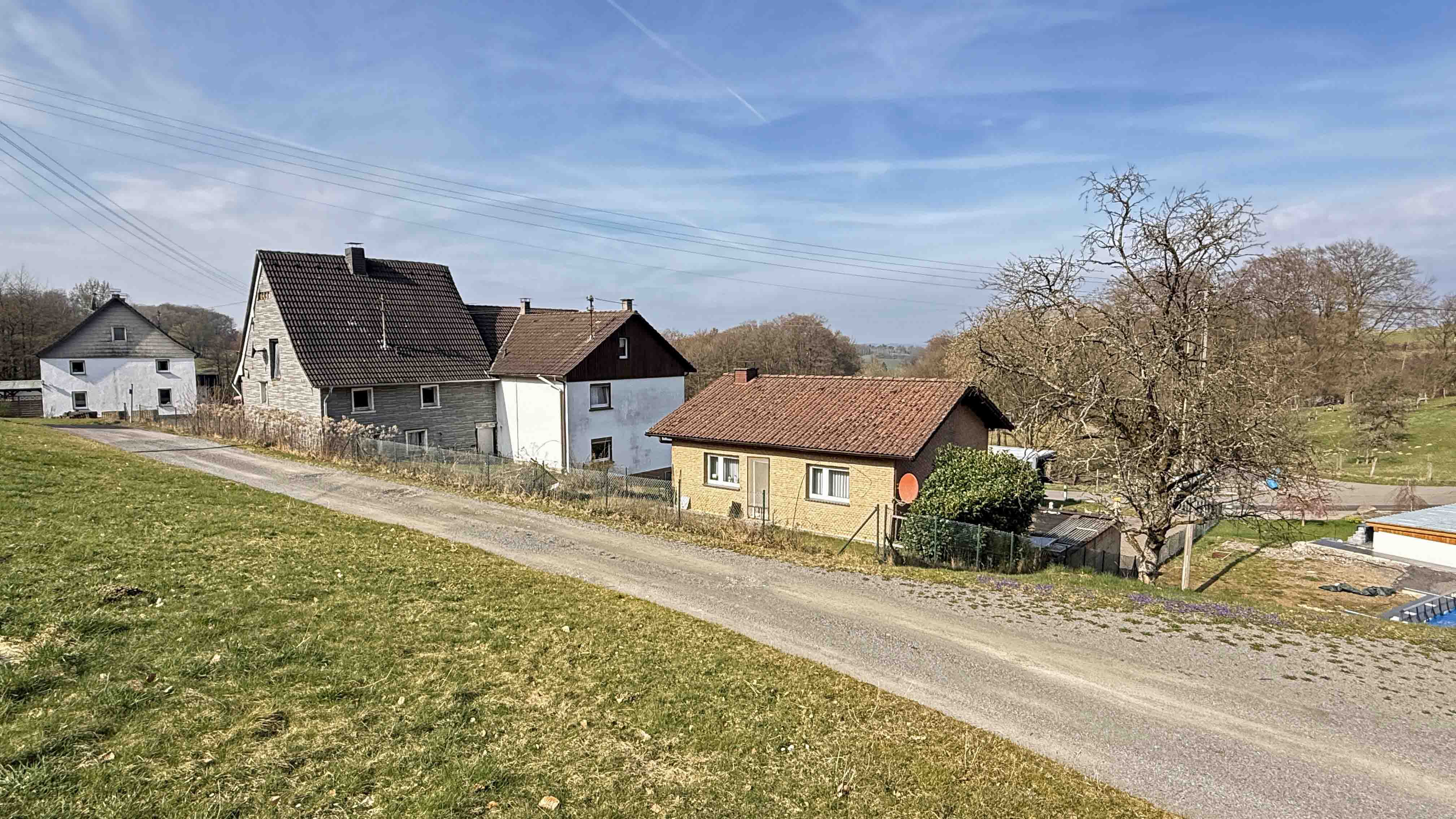 Reichshof-Buchen: Mit Wohnmobil-Carport und 642 m² eingezäuntem Grundstück, idyllische Lage eines kleinen Dorfes in Reichshof