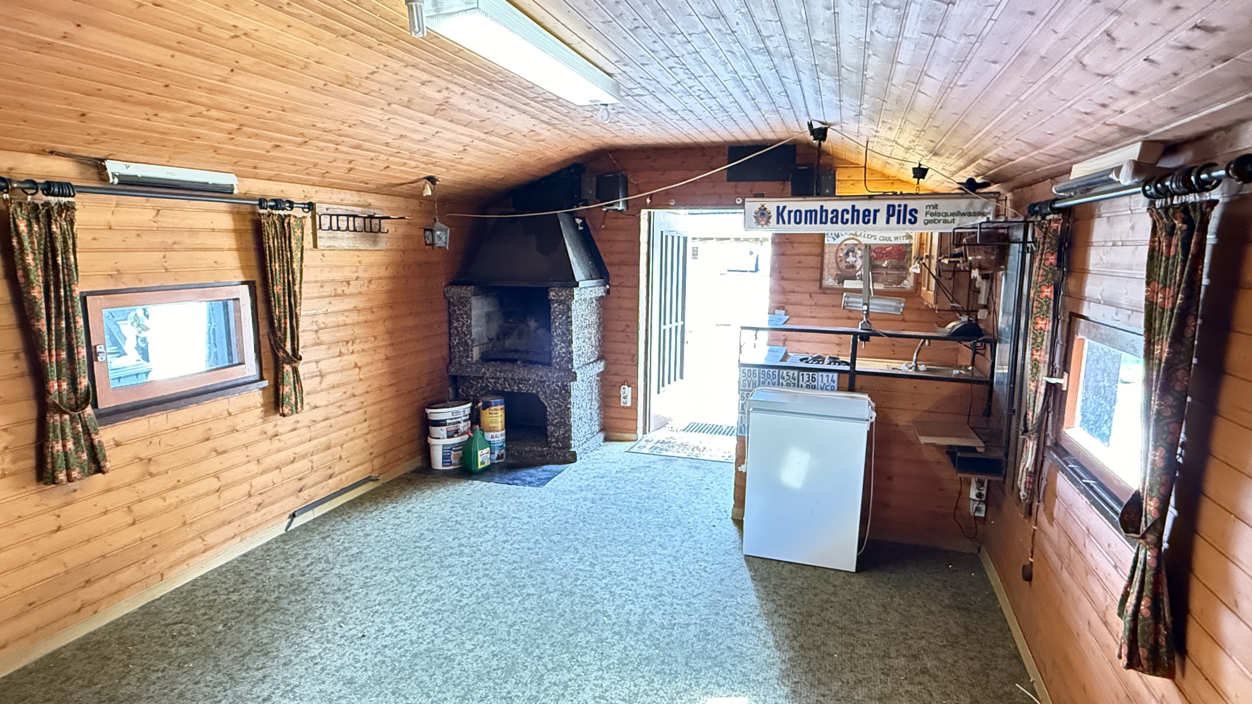 Reichshof-Buchen: Mit Wohnmobil-Carport und 642 m² eingezäuntem Grundstück, Blockhütte (20 m²) mit Theke und Grillkamin 