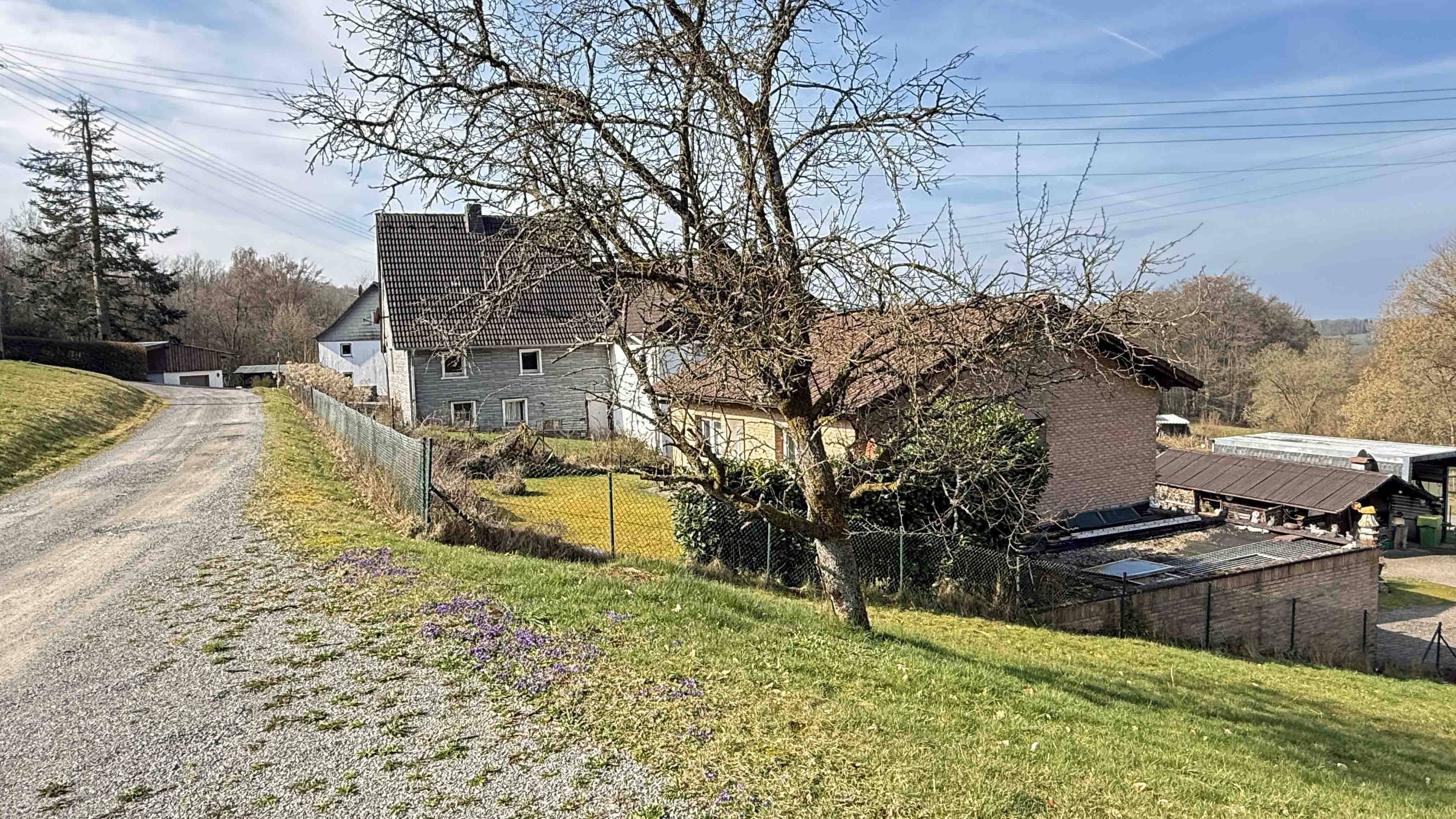 Reichshof-Buchen: Mit Wohnmobil-Carport und 642 m² eingezäuntem Grundstück, 642 m² großes, komplett eingzäuntes Grundstück
