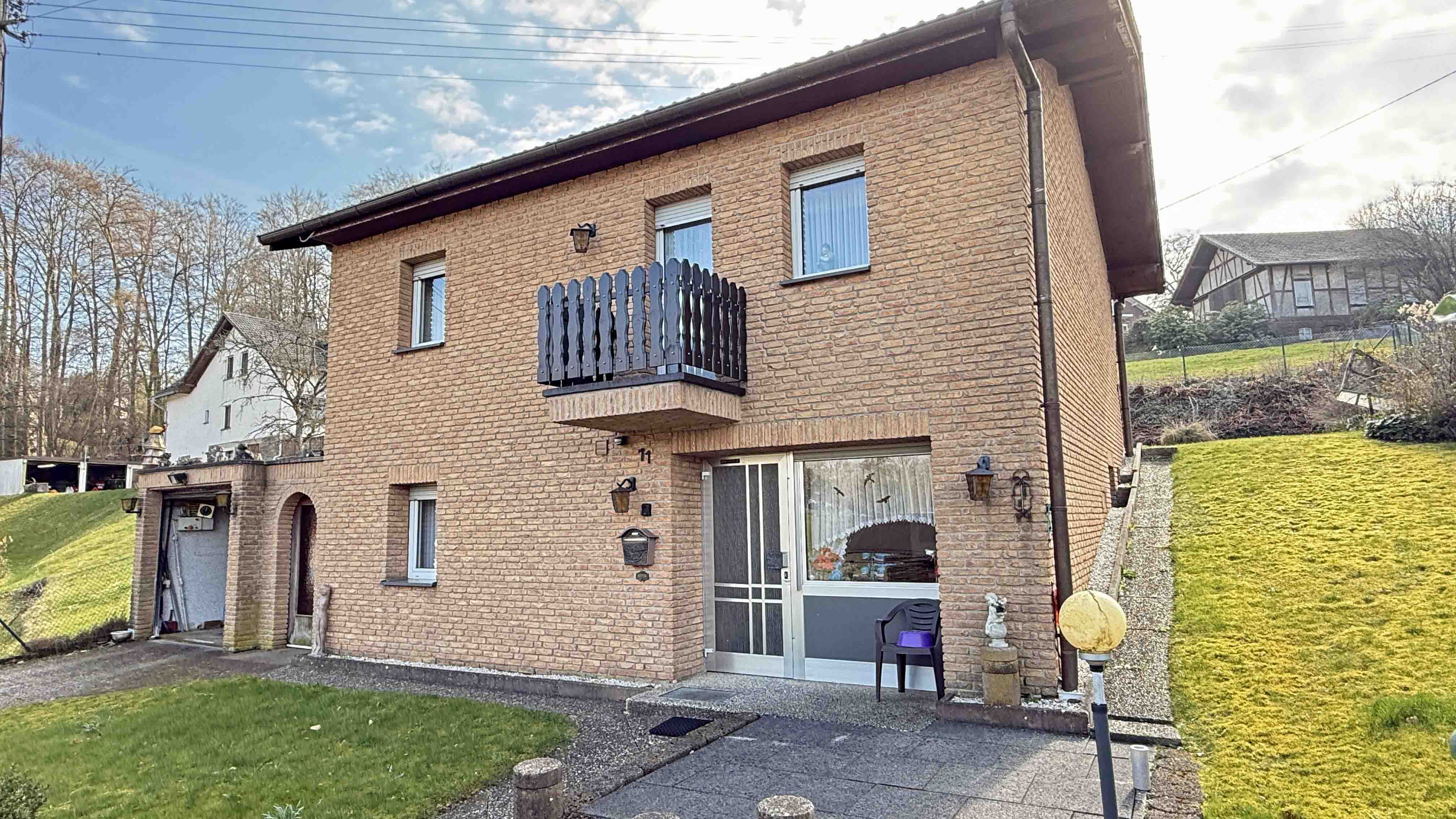 Reichshof-Buchen: Mit Wohnmobil-Carport und 642 m² eingezäuntem Grundstück, Haus und Garage sind komplett verklinkert