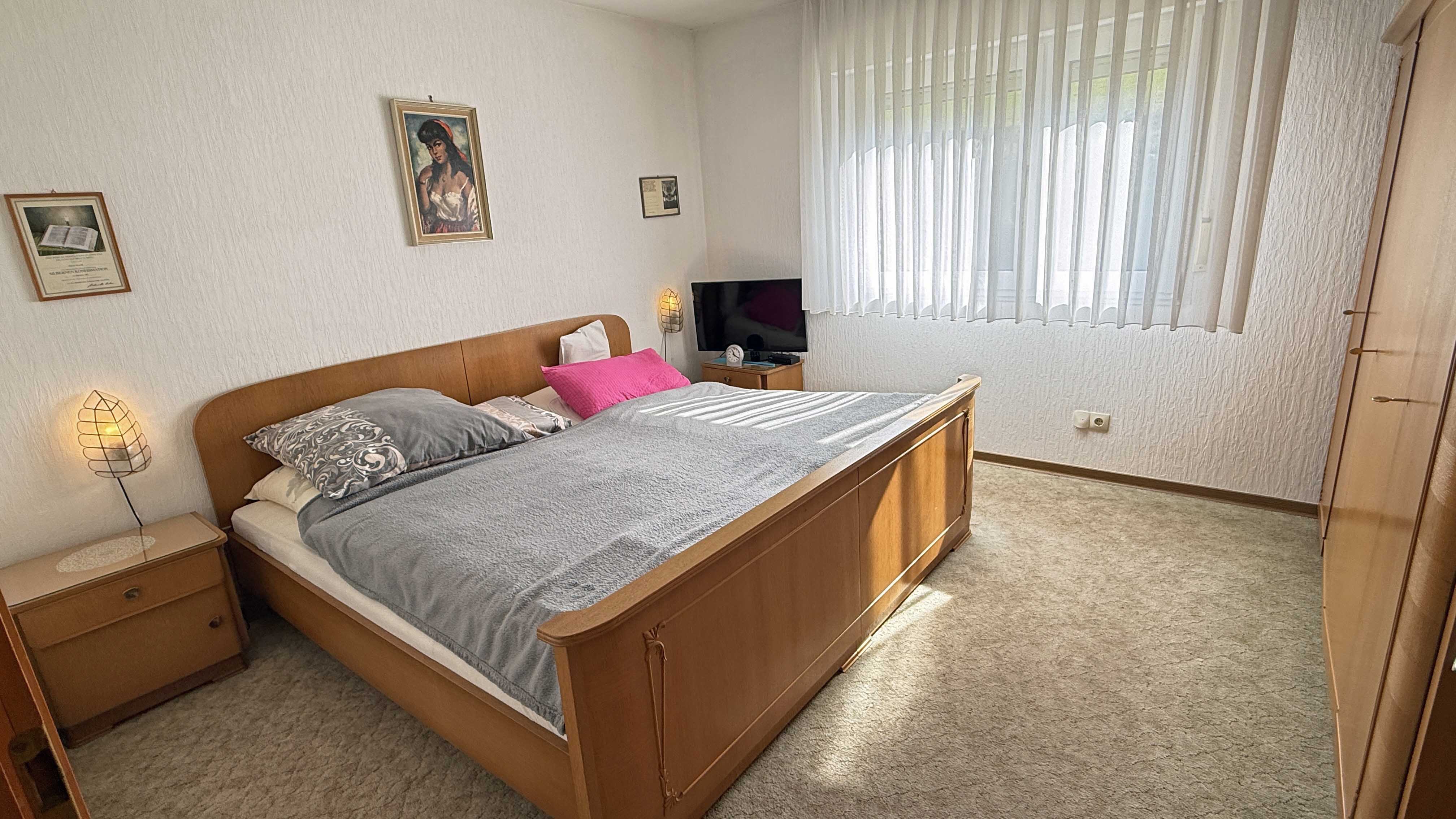 Reichshof-Buchen: Mit Wohnmobil-Carport und 642 m² eingezäuntem Grundstück, Schlafzimmer: 13,5 m²