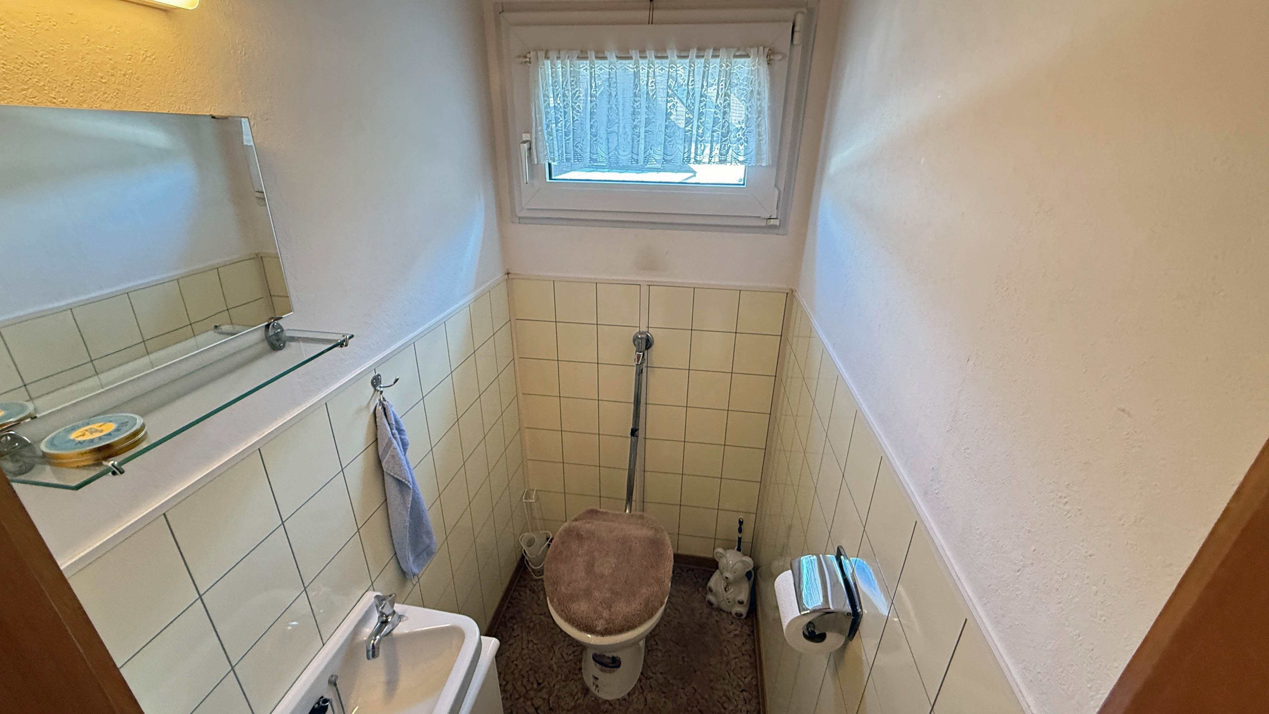 Reichshof-Buchen: Mit Wohnmobil-Carport und 642 m² eingezäuntem Grundstück, Toilette, direkt neben Schlafzimmer im OG