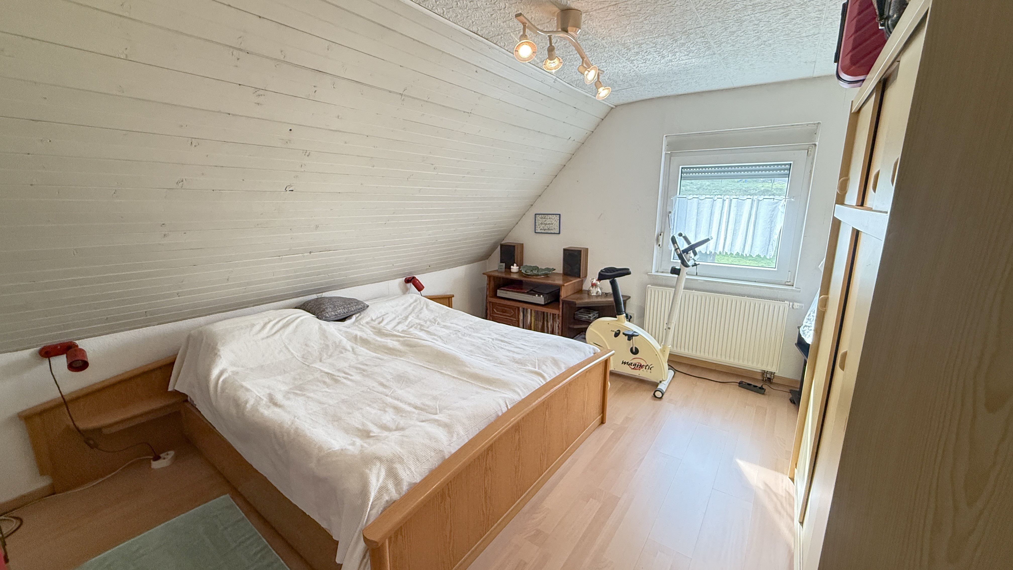 Morsbach-Katzenbach: Gepflegtes Wohnhaus mit großem Garten, ...4 weitere Zimmer im DG (2x8 m² und 2x13 m²)