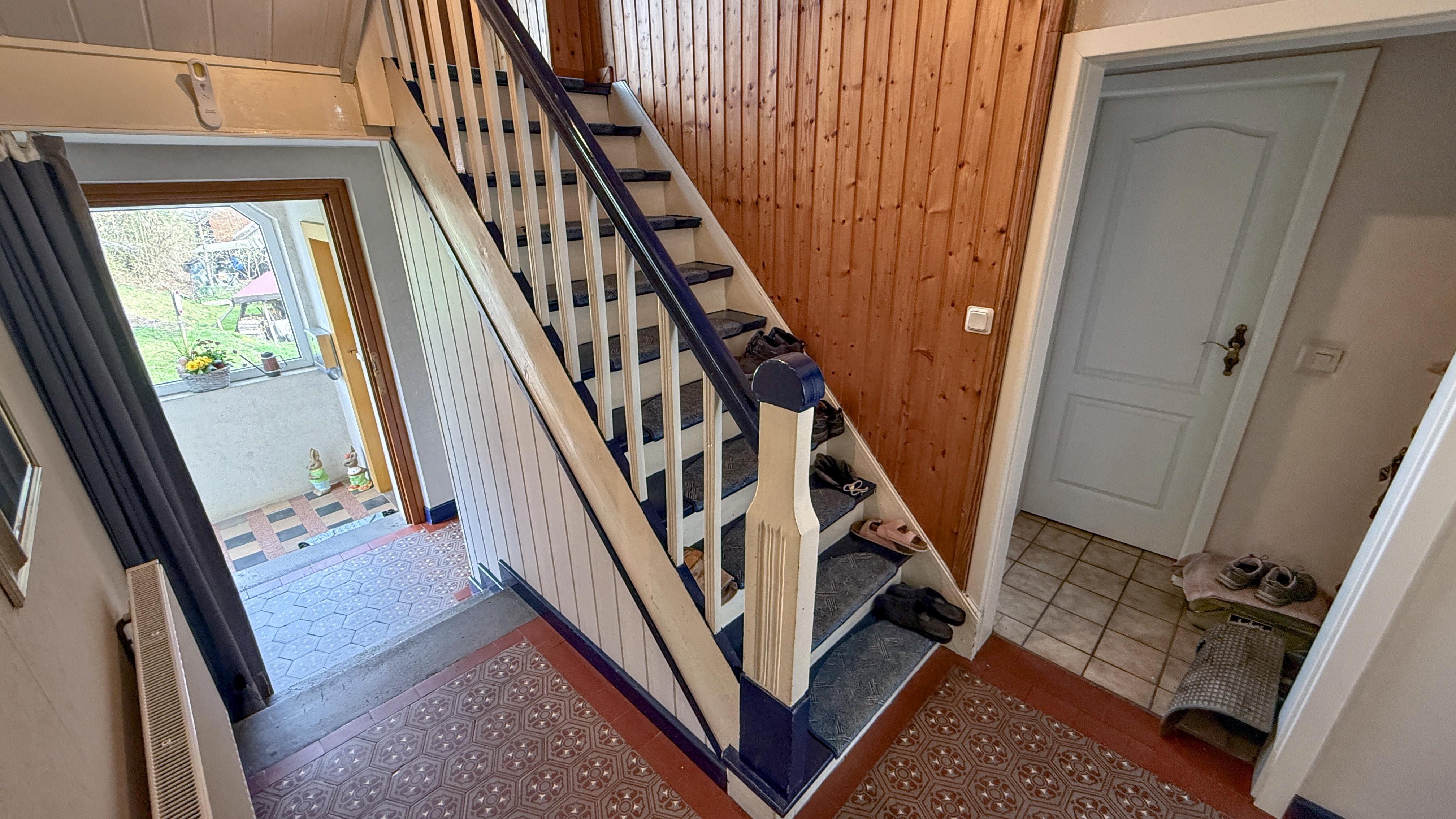 Morsbach-Katzenbach: Gepflegtes Wohnhaus mit großem Garten, Historische Fliesen und Treppe im Eingangsbereich