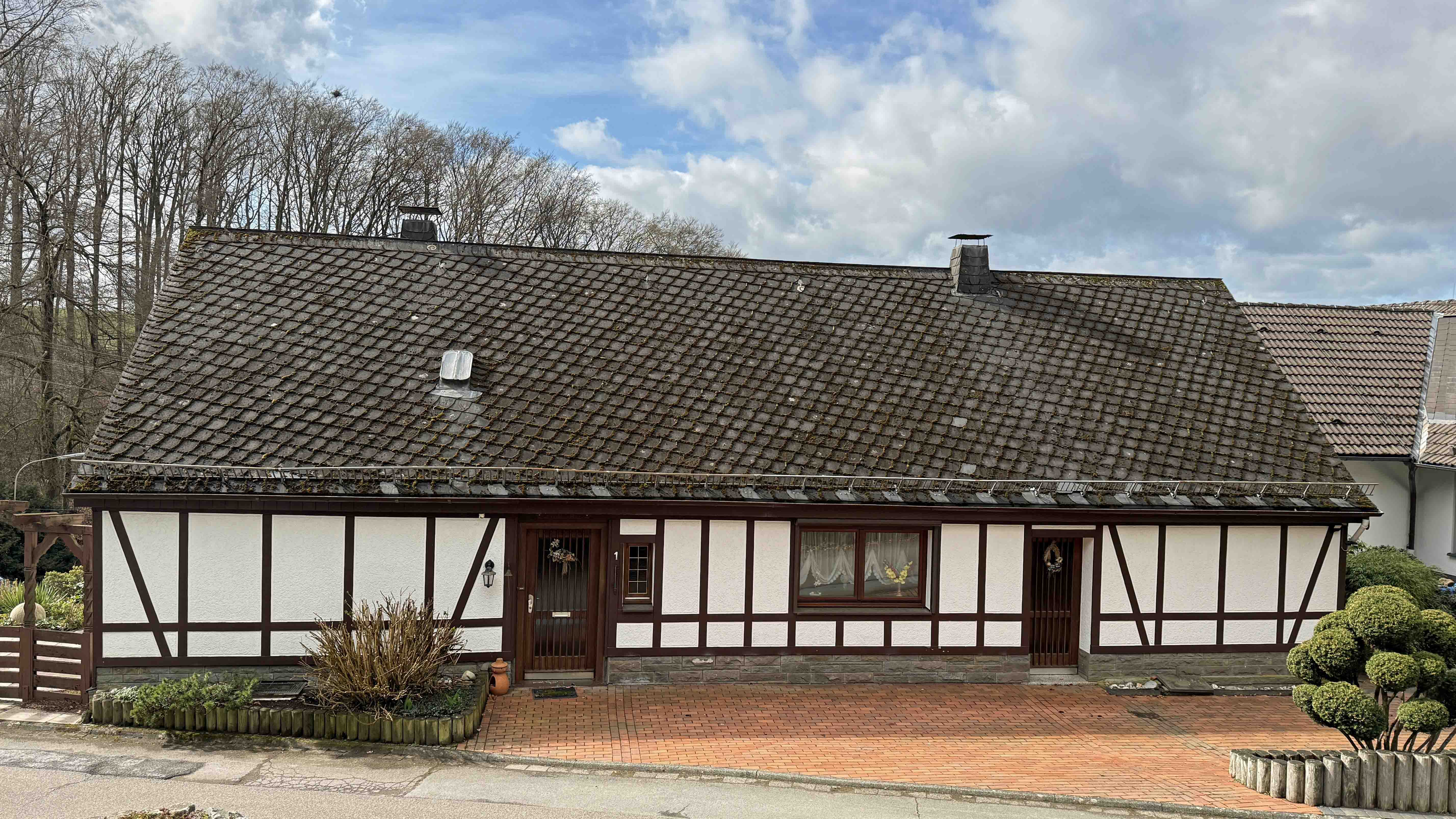 Reichshof-Nosbach: Für 160.000 € sofort einzugsfertig, Frontansicht. Parken direkt vor d. Haustür möglich