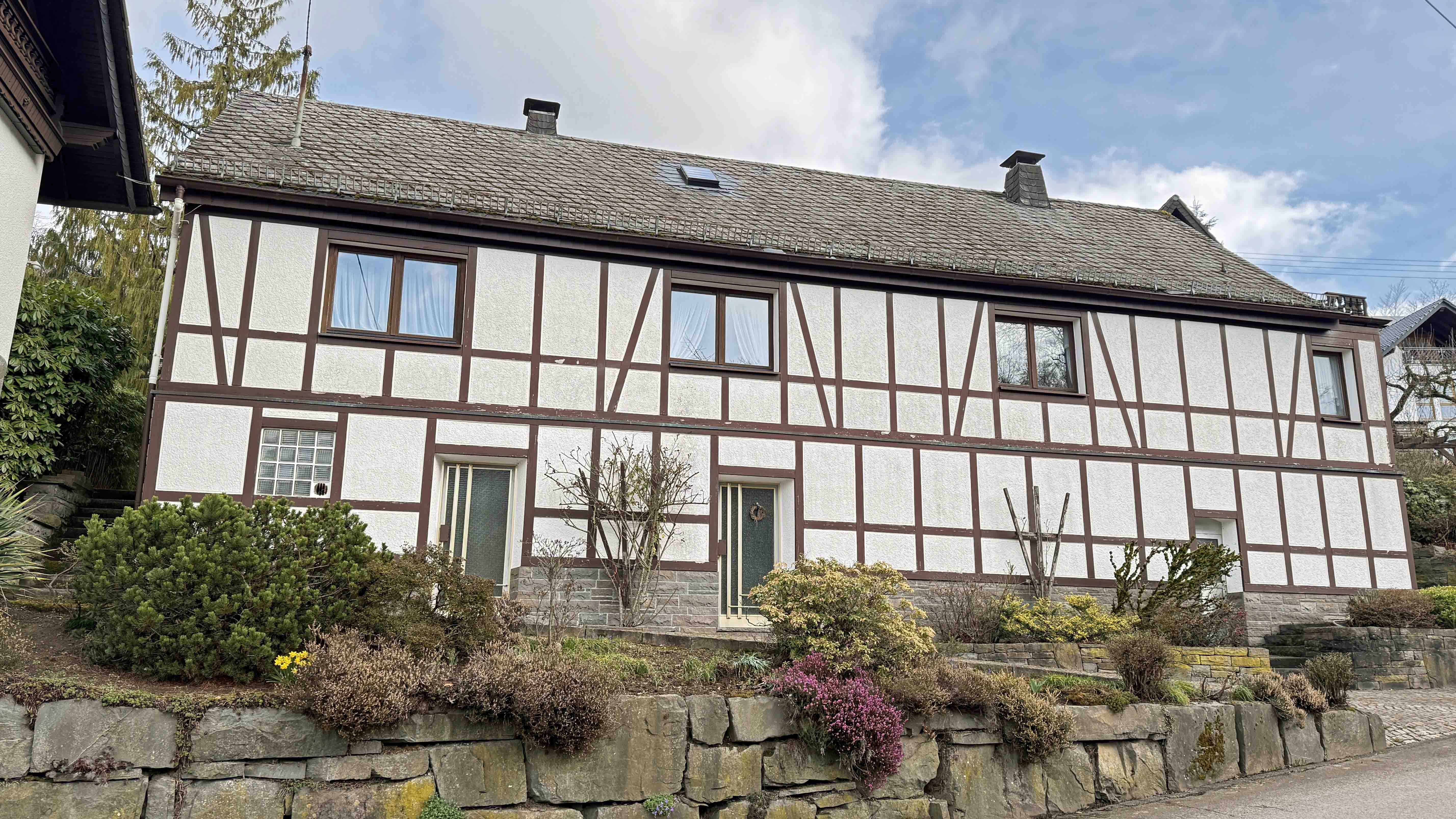 Reichshof-Nosbach: Für 160.000 € sofort einzugsfertig, Hausrückseite. Fassade wurde 1996 komplett gedämmt!