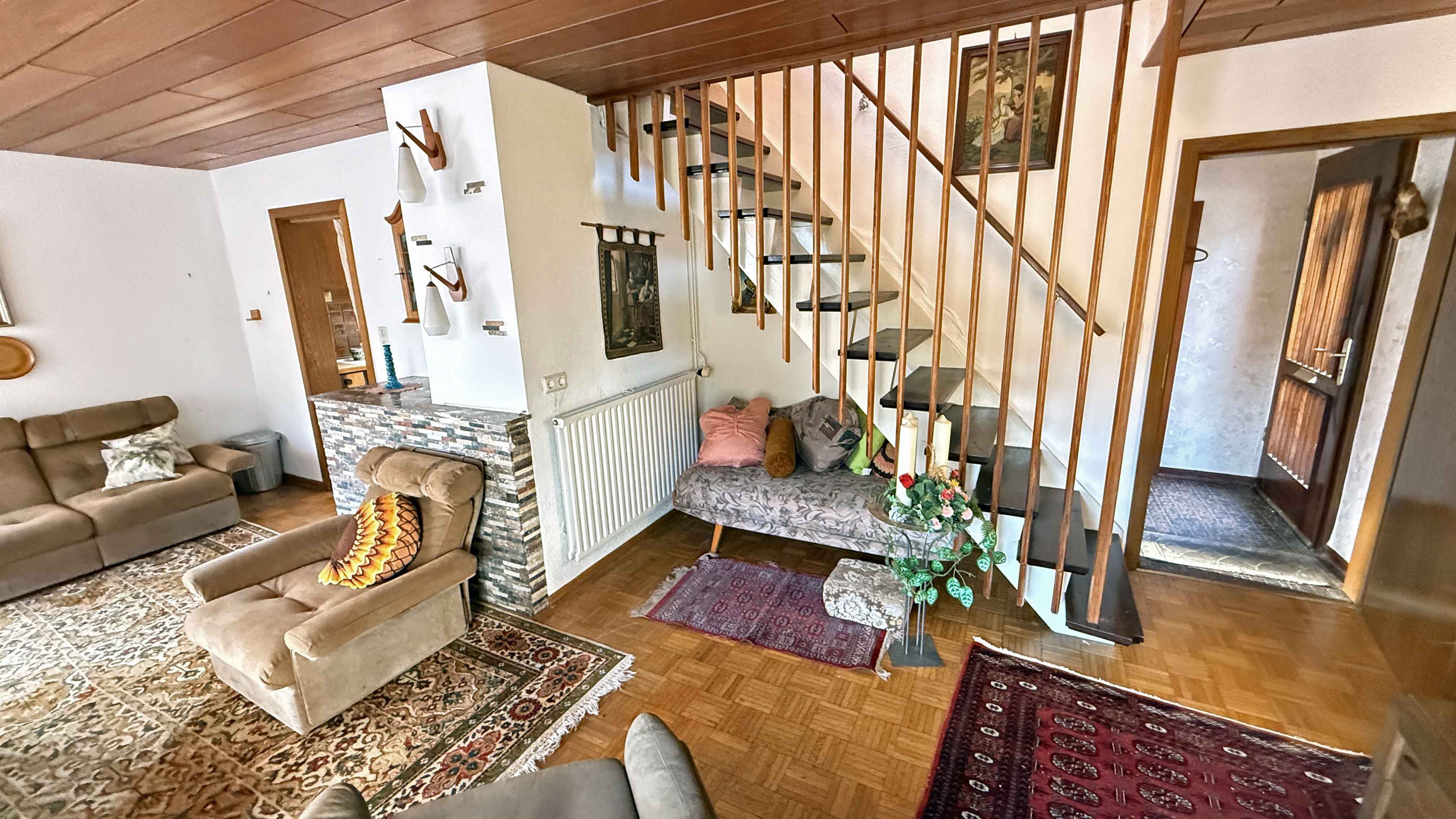 Reichshof-Nosbach: Für 160.000 € sofort einzugsfertig, Wohnzimmer mit Parkett und Treppe zum DG