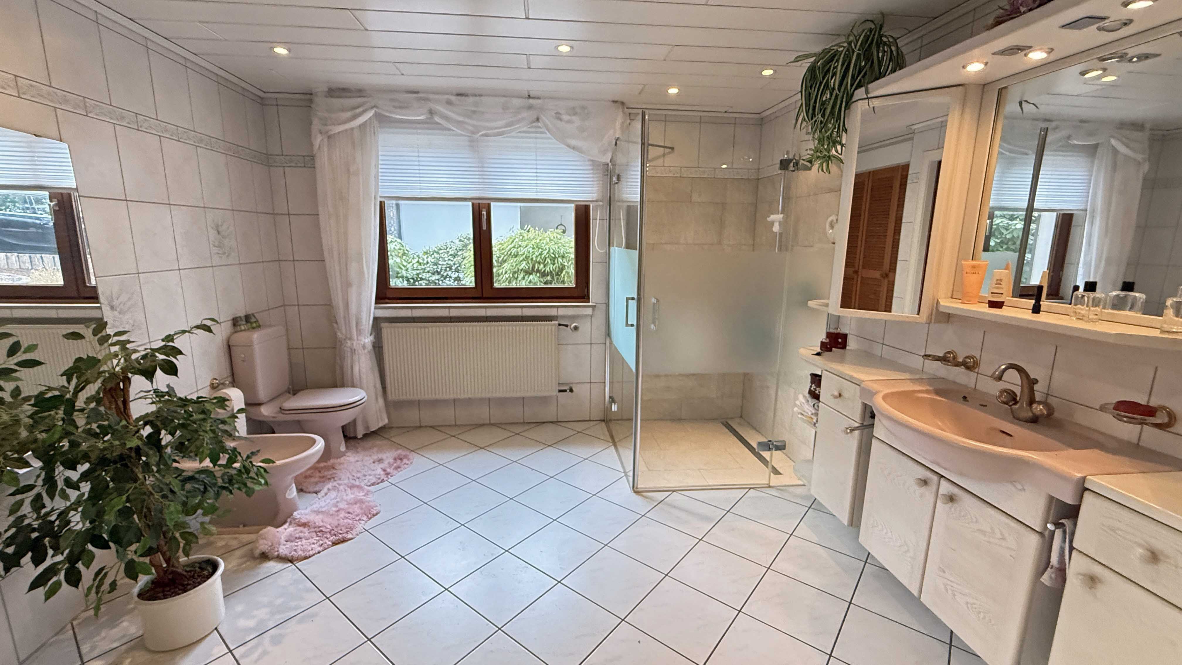 Reichshof-Nosbach: Für 160.000 € sofort einzugsfertig, ...Badezimmer (12,3 m²) mit bodengleicher Dusche