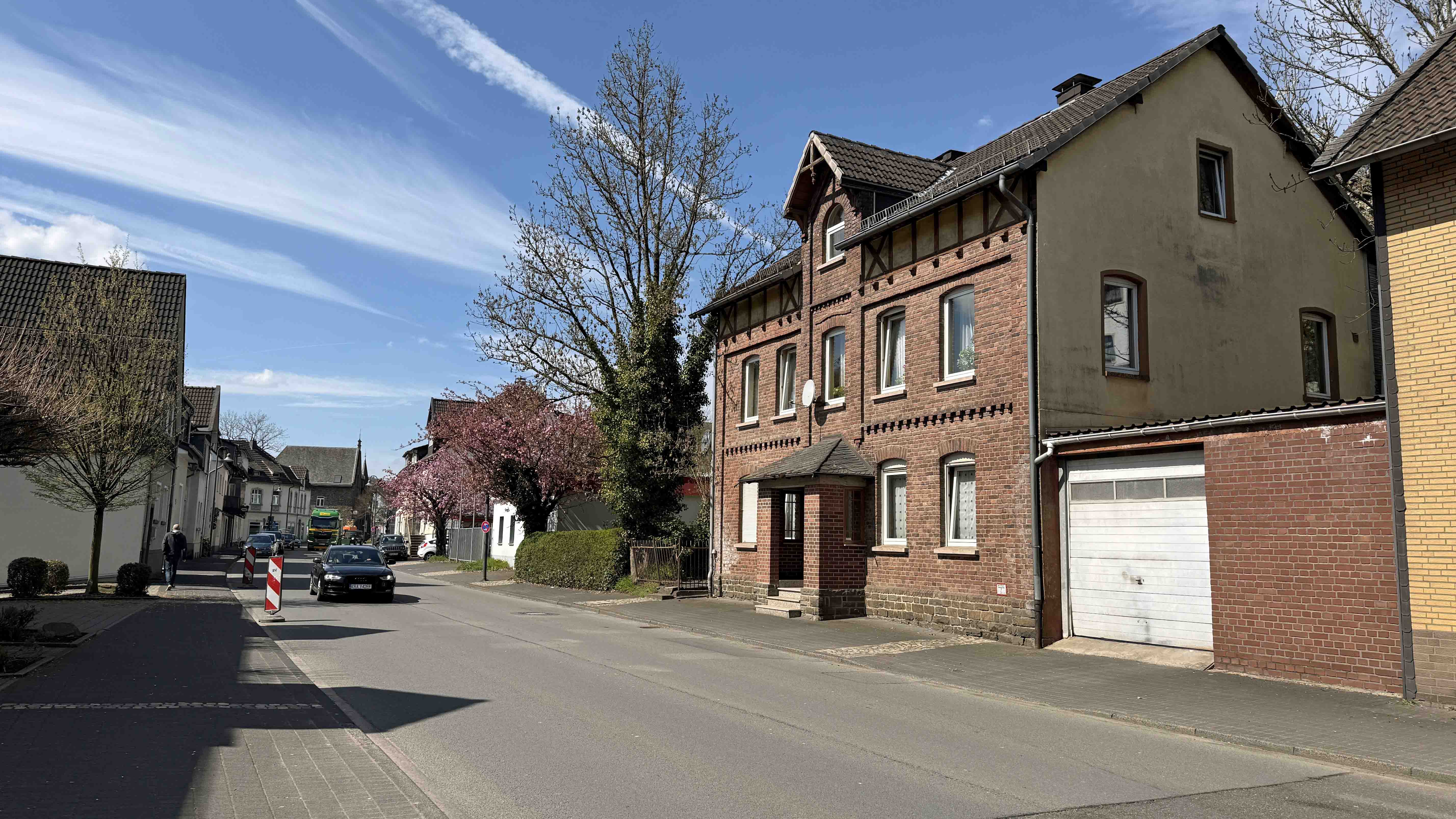 Morsbach: Achtung Handwerker! Schönes, aber modernisierungsbedürftiges Backsteinhaus, Ansicht Ostgiebel, zur Ortsmitte von Morsbach