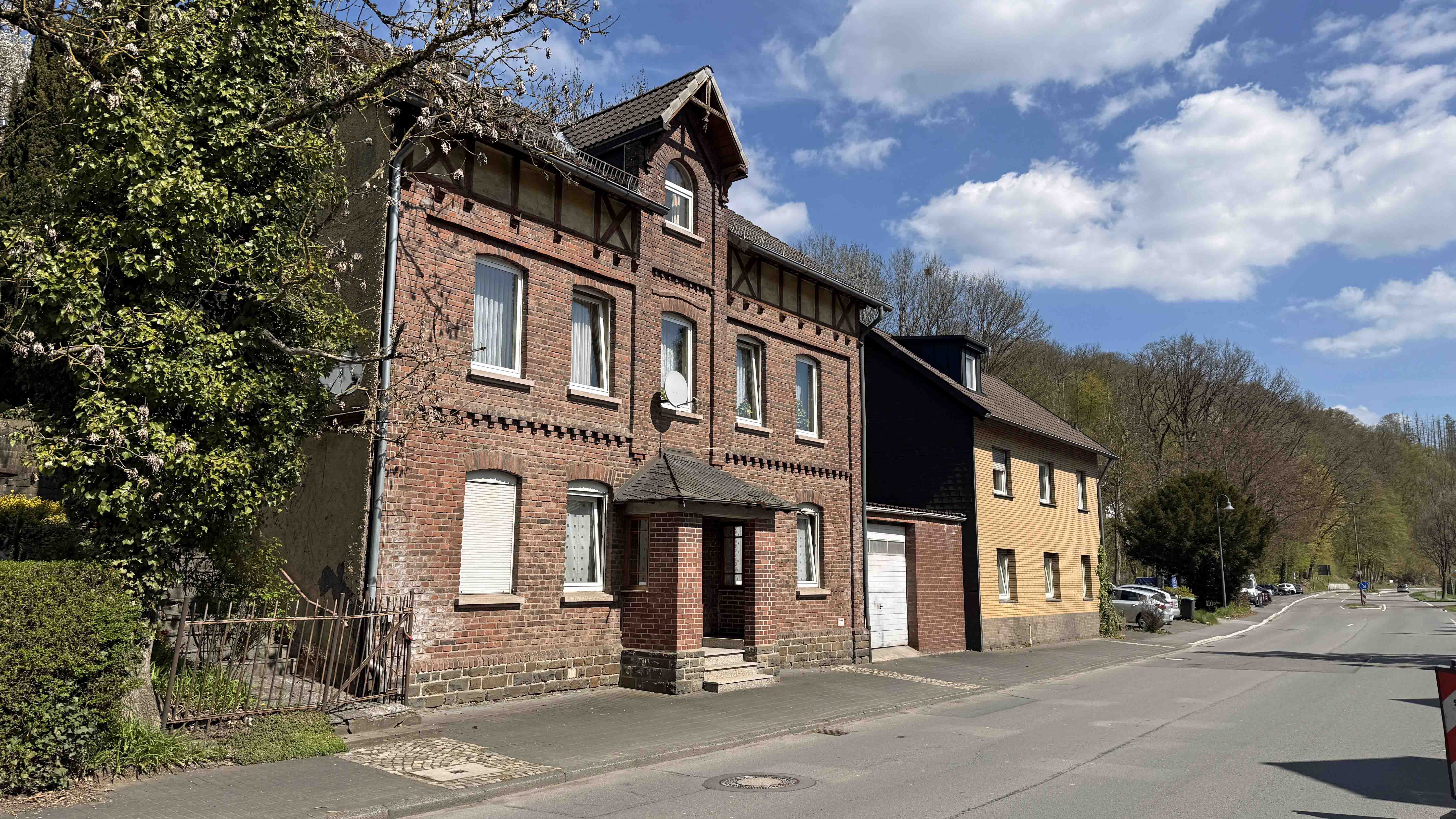 Morsbach: Achtung Handwerker! Schönes, aber modernisierungsbedürftiges Backsteinhaus, Ansicht  Westgiebel, zum Ortsausgang