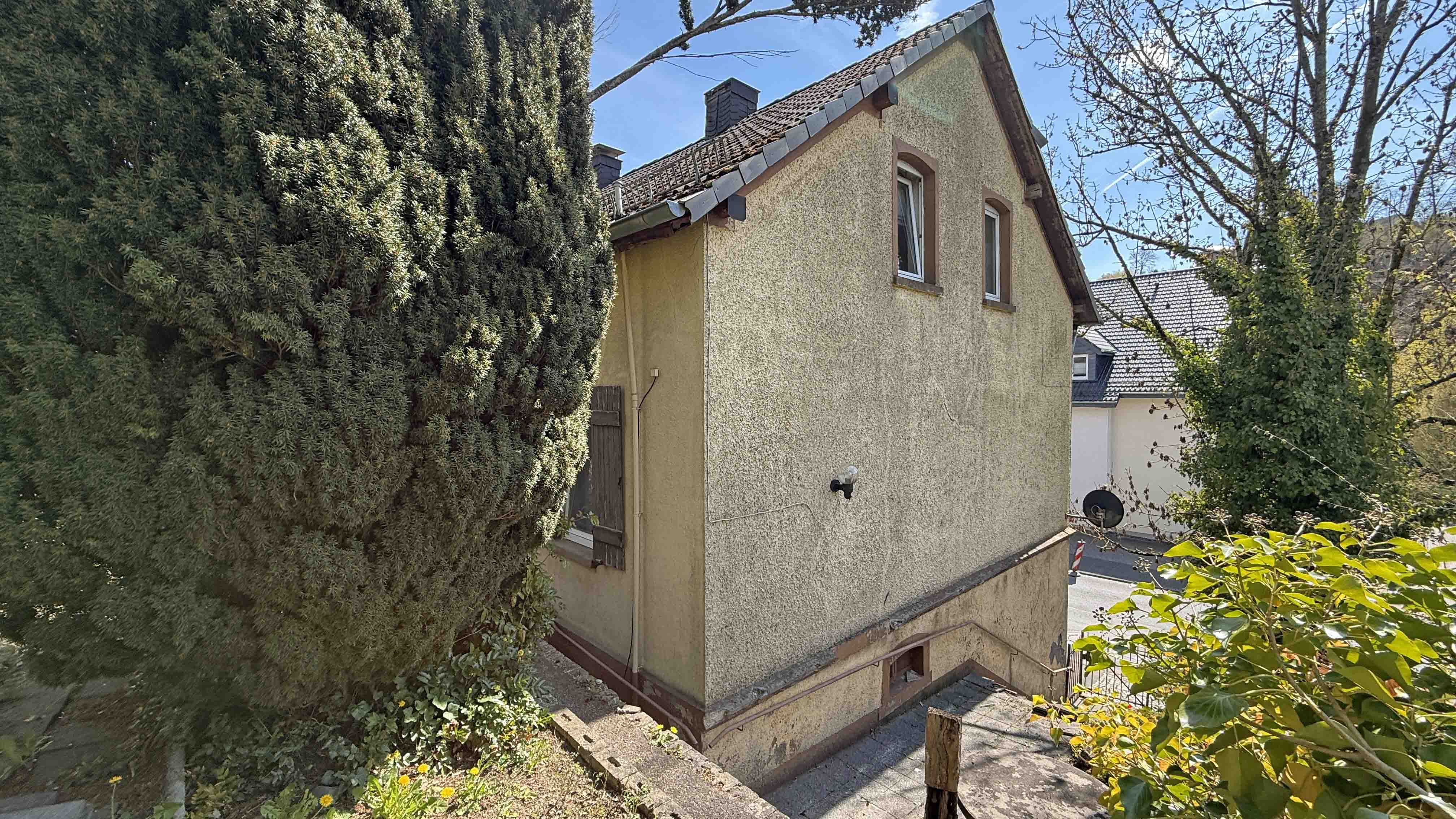 Morsbach: Achtung Handwerker! Schönes, aber modernisierungsbedürftiges Backsteinhaus, Eine Treppe führt zum...