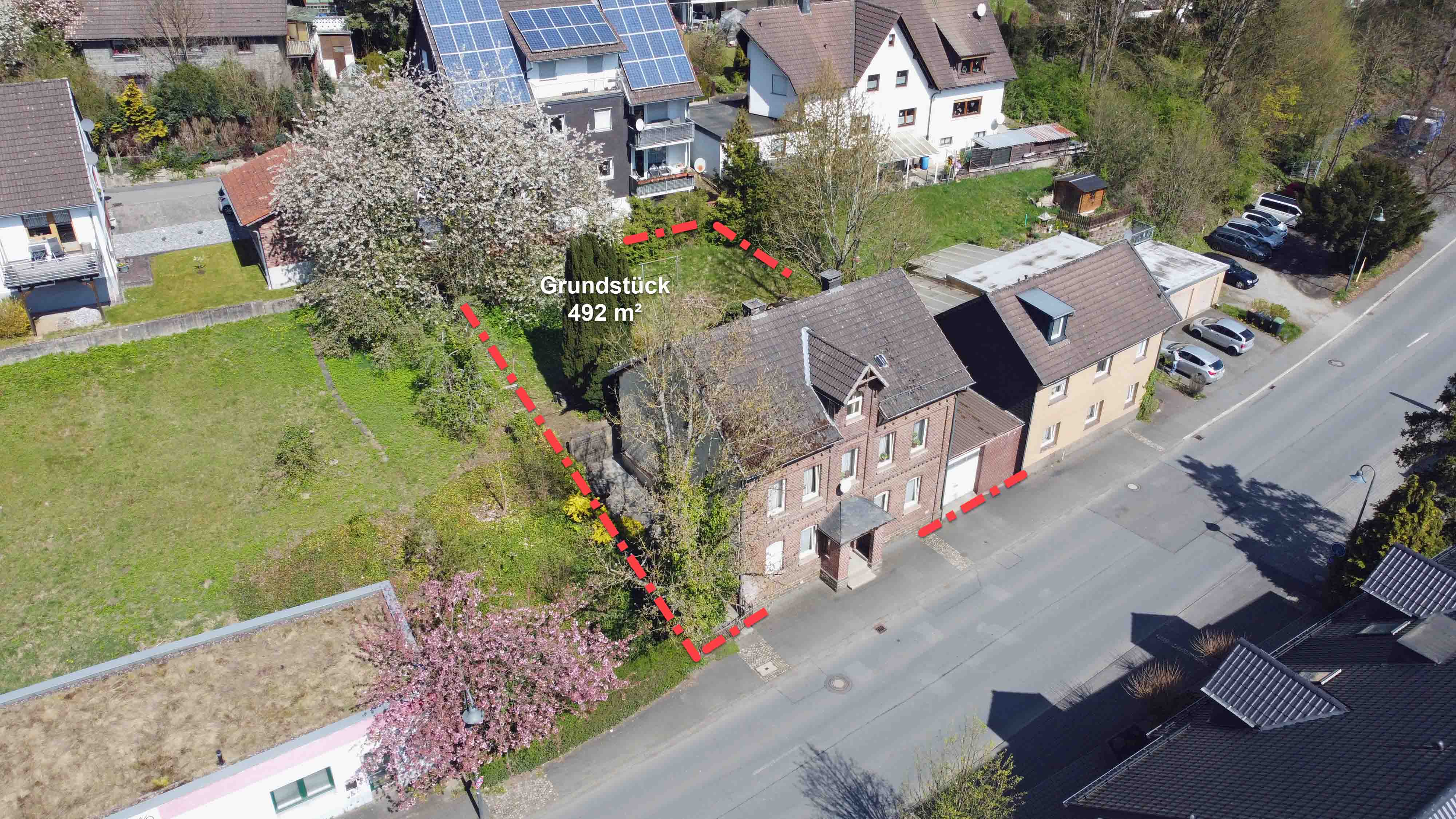 Morsbach: Achtung Handwerker! Schönes, aber modernisierungsbedürftiges Backsteinhaus, Luftblick auf Haus, Grundstück und Umgebung