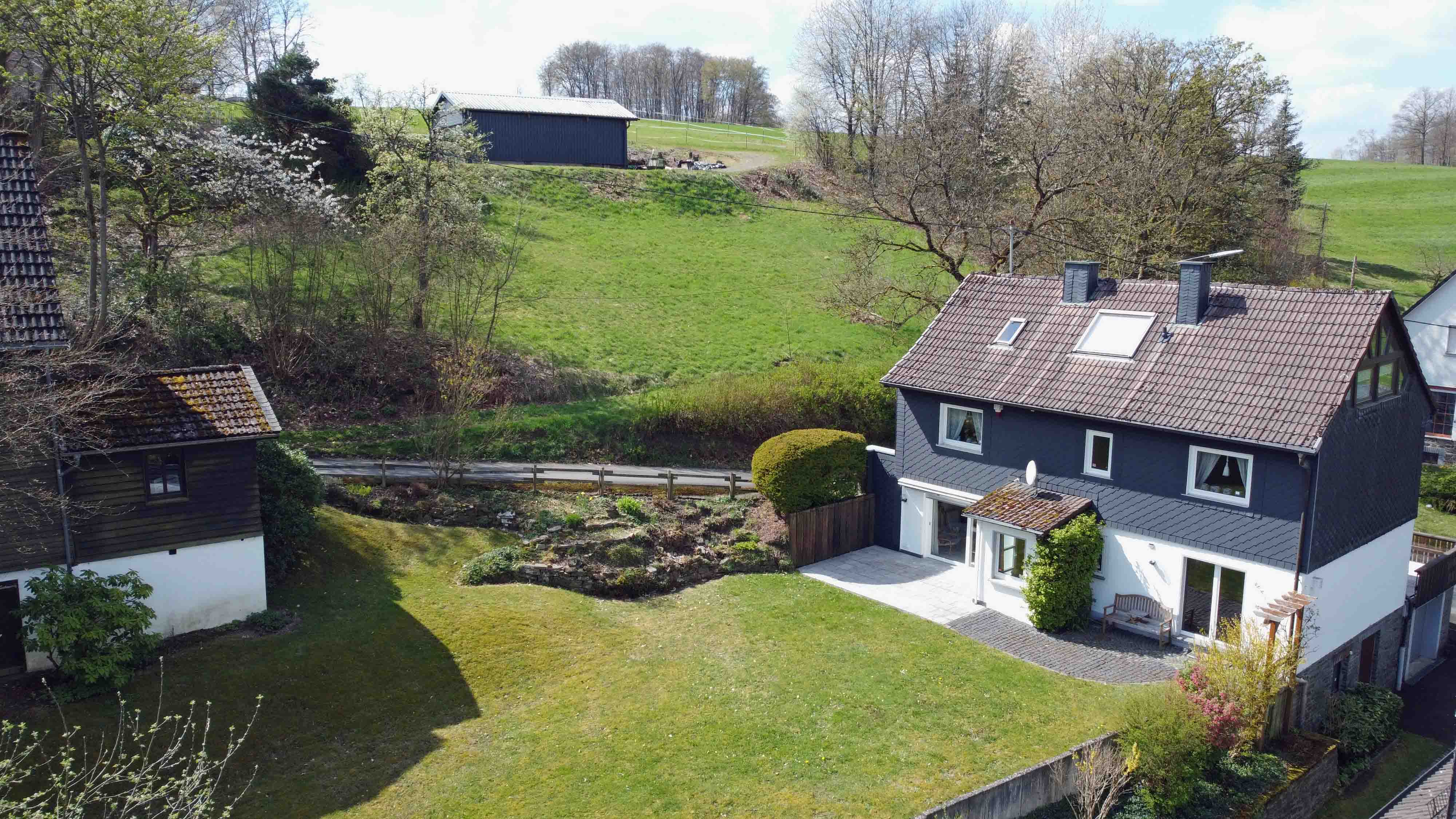 Kirchen-Äpfelbach: Landhaus in malerischer Landschaft, ...der Rückseite, direkt am Wohnzimmer und Wohnküche