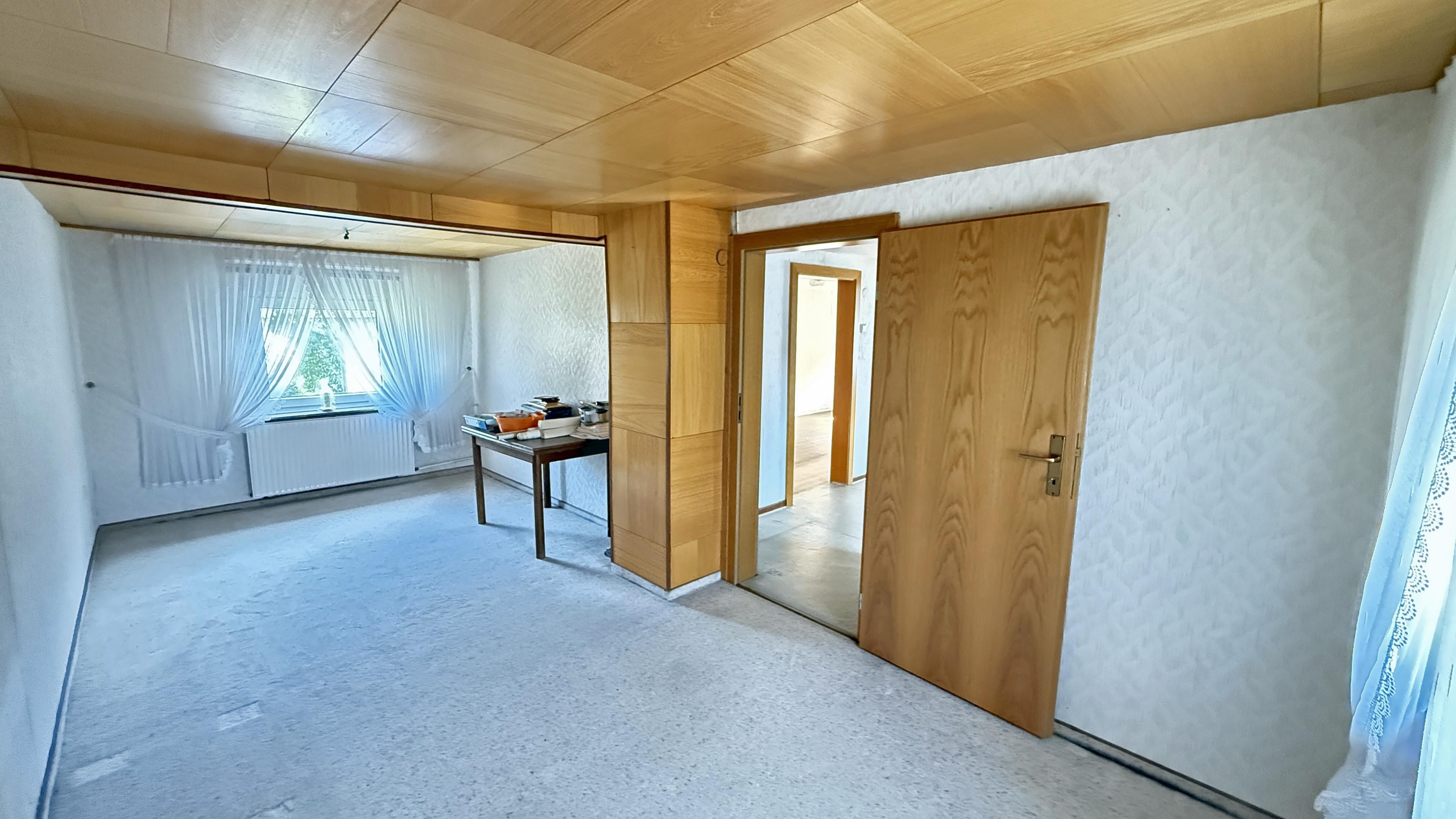 Morsbach-Korseifen: Wohnhaus mit Stall und Scheune, Obergeschoss mit 3 Schlafzimmern (19 m², 17 m² und 11 m²)
